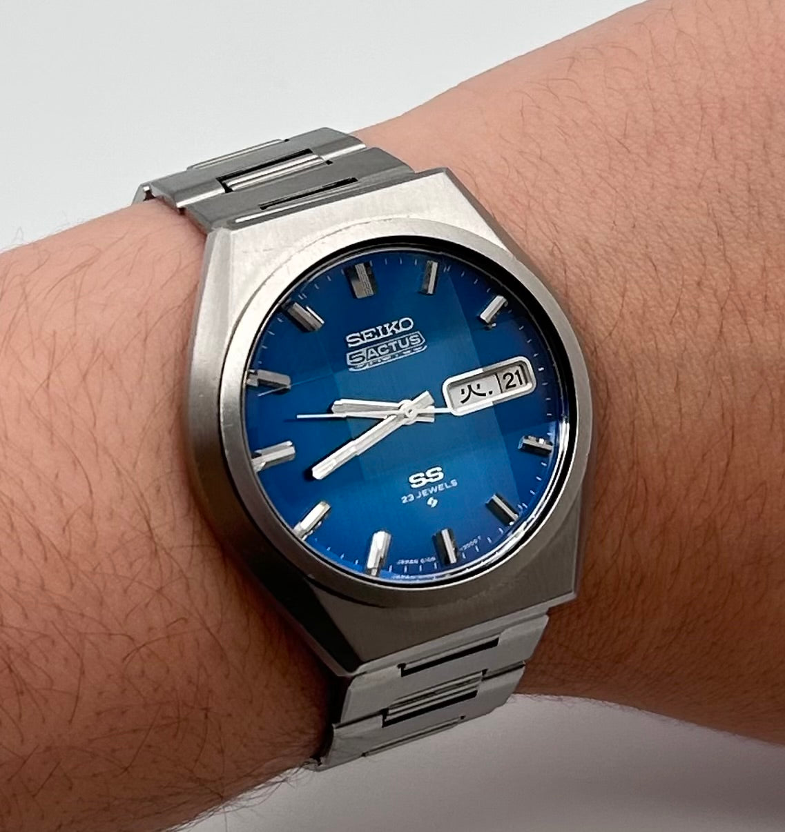 Vintage 1975 Seiko 5 Actus SS, automatic movement 42mm size case, 6.5in size wrist bracelet