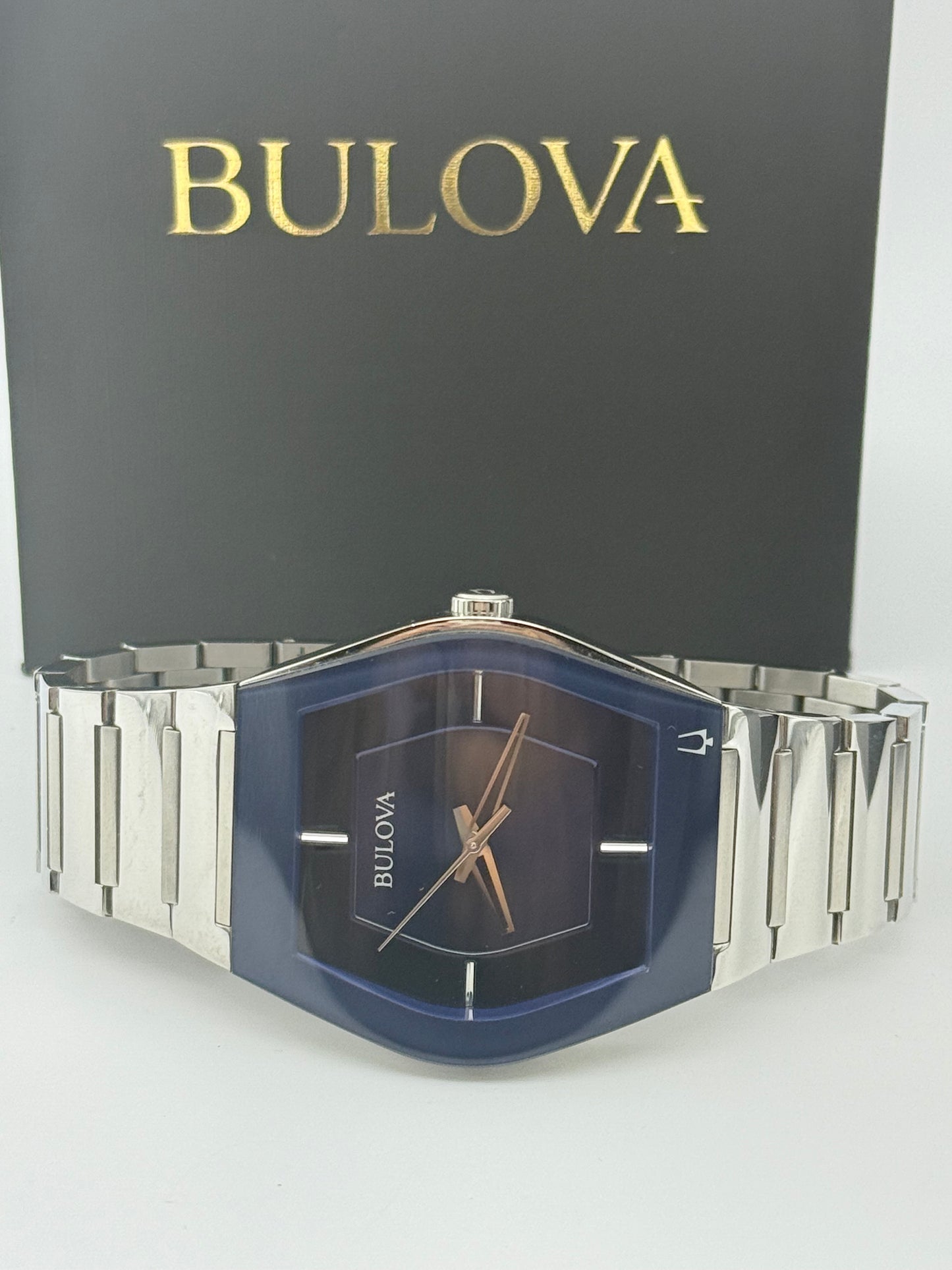 Bulova Gemini men’s watch, 40mm size case, 7.5in size wrist bracelet and 2 extra links.