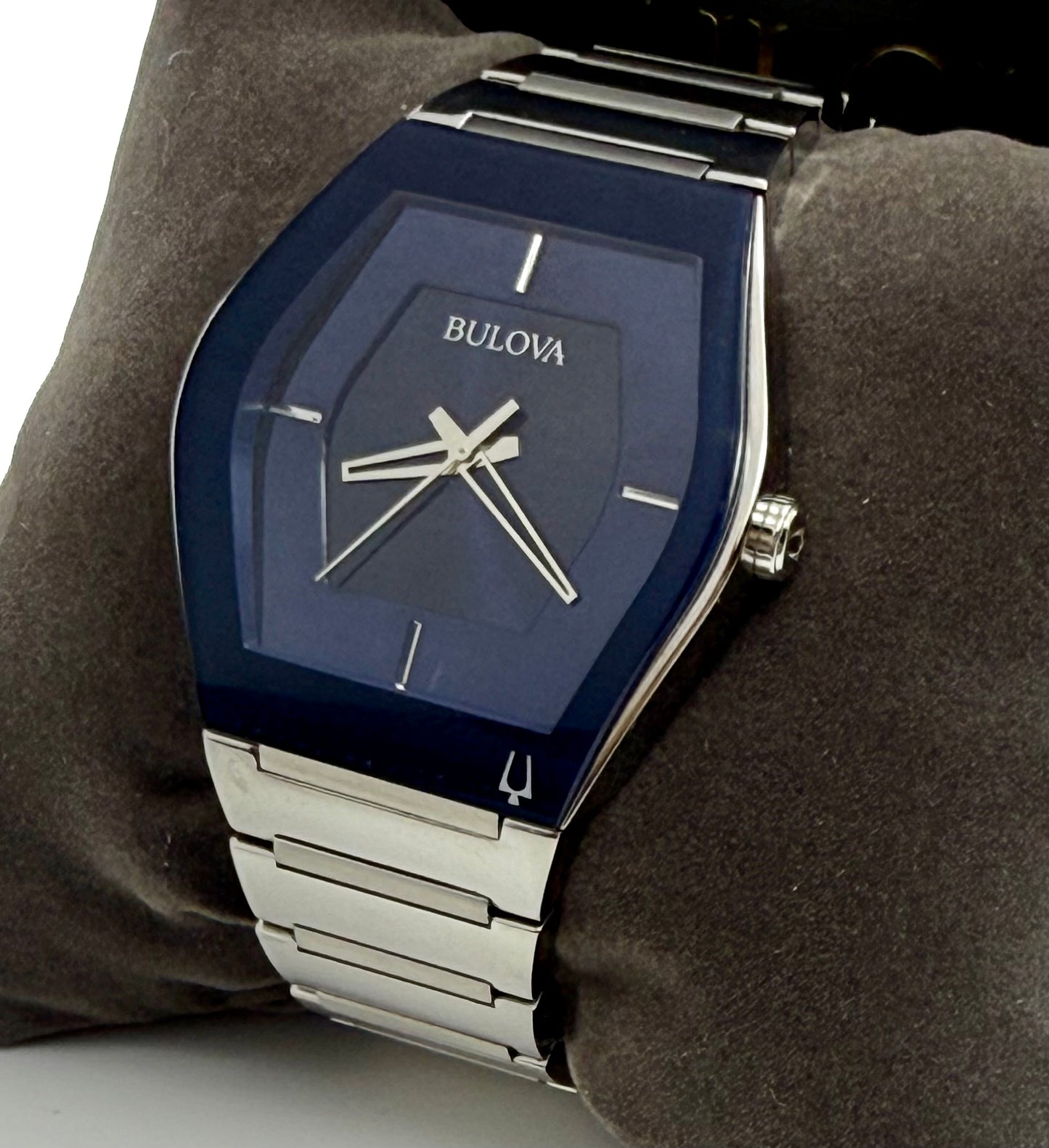 Bulova Gemini men’s watch, 40mm size case, 7.5in size wrist bracelet and 2 extra links.