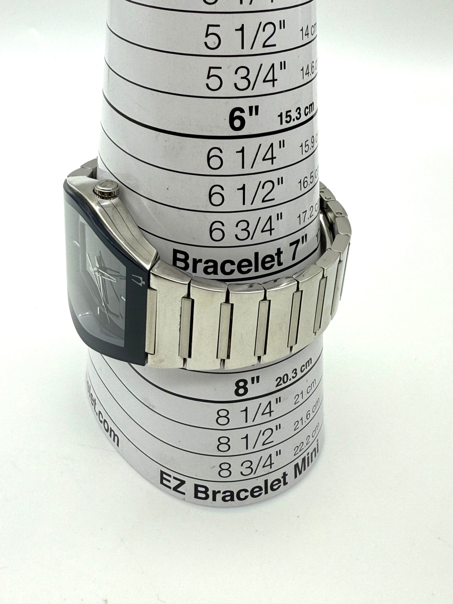 Bulova Gemini men’s watch, 40mm size case, 7.5in size wrist bracelet and 2 extra links.