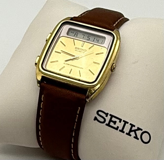 Vintage 1981 Seiko analog and digital tank watch, 31mm size case, 8in size leather band