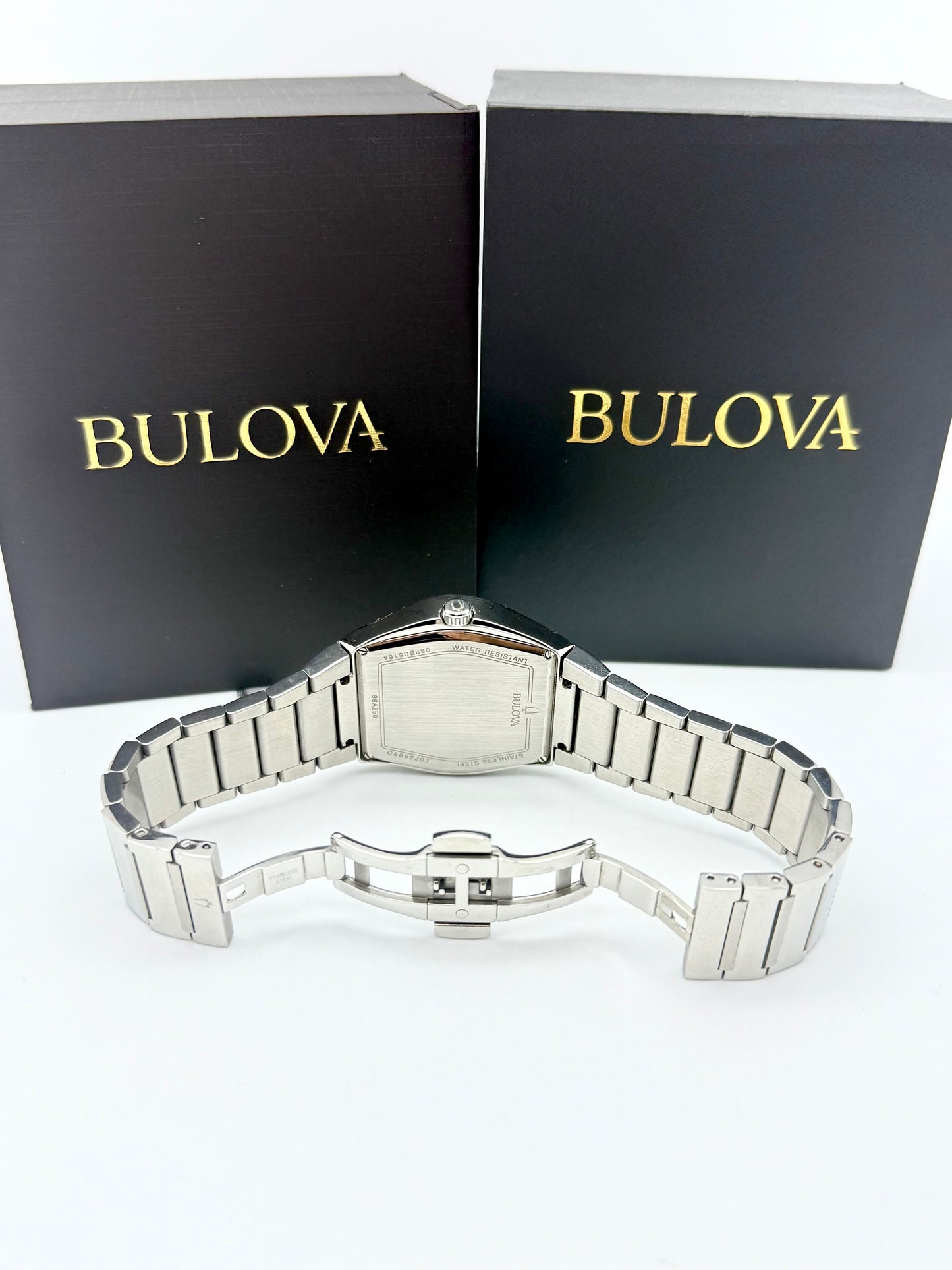 Bulova Gemini men’s watch, 40mm size case, 7.5in size wrist bracelet and 2 extra links.