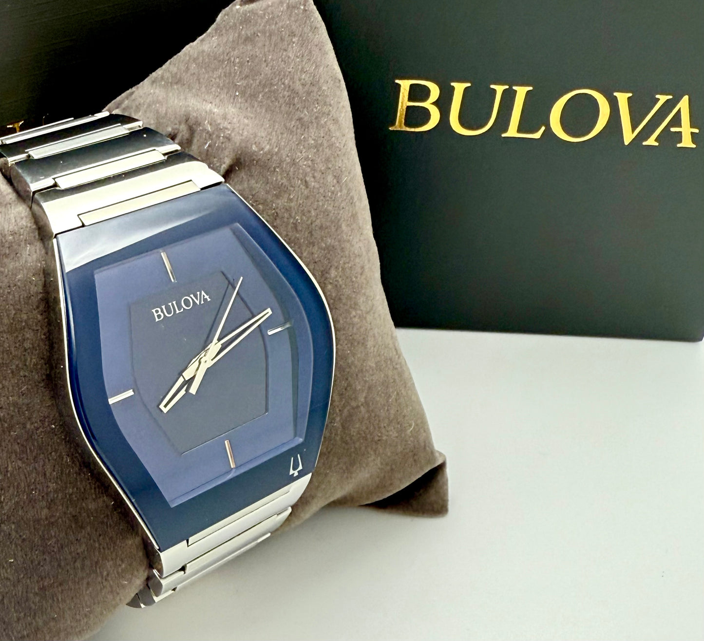Bulova Gemini men’s watch, 40mm size case, 7.5in size wrist bracelet and 2 extra links.