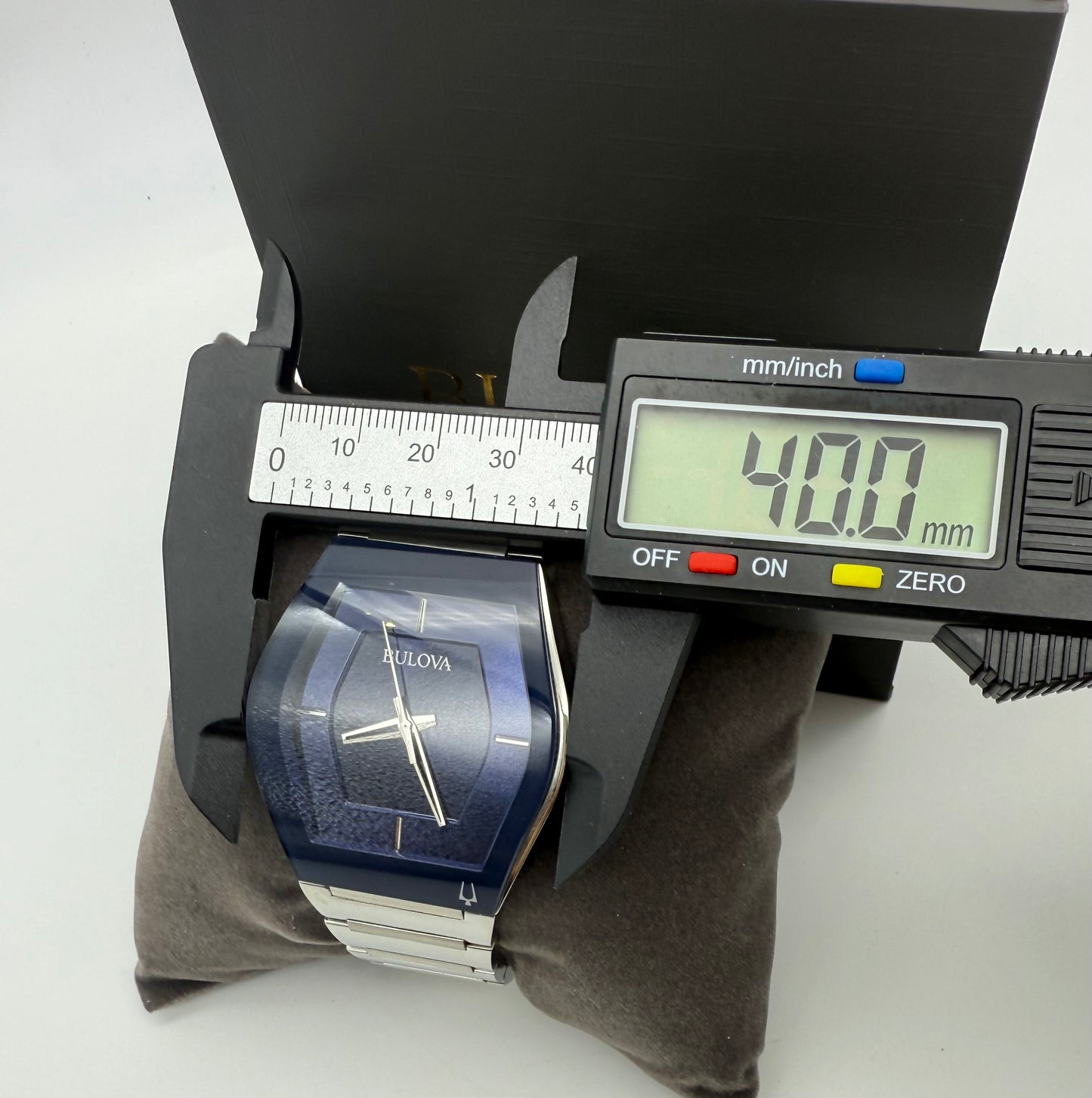 Bulova Gemini men’s watch, 40mm size case, 7.5in size wrist bracelet and 2 extra links.
