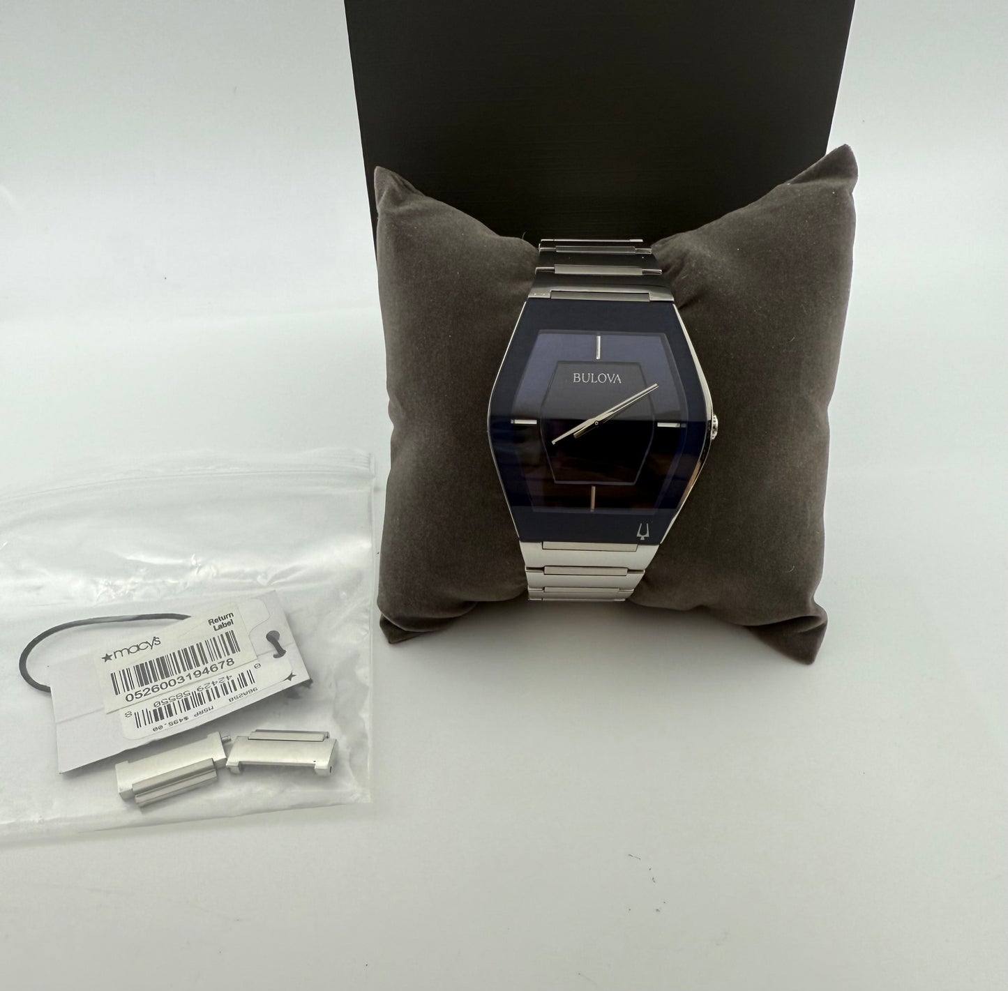 Bulova Gemini men’s watch, 40mm size case, 7.5in size wrist bracelet and 2 extra links.