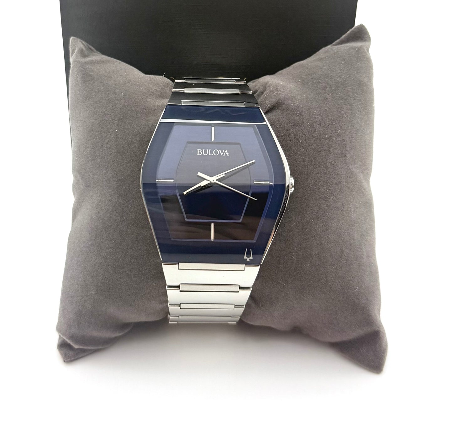 Bulova Gemini men’s watch, 40mm size case, 7.5in size wrist bracelet and 2 extra links.