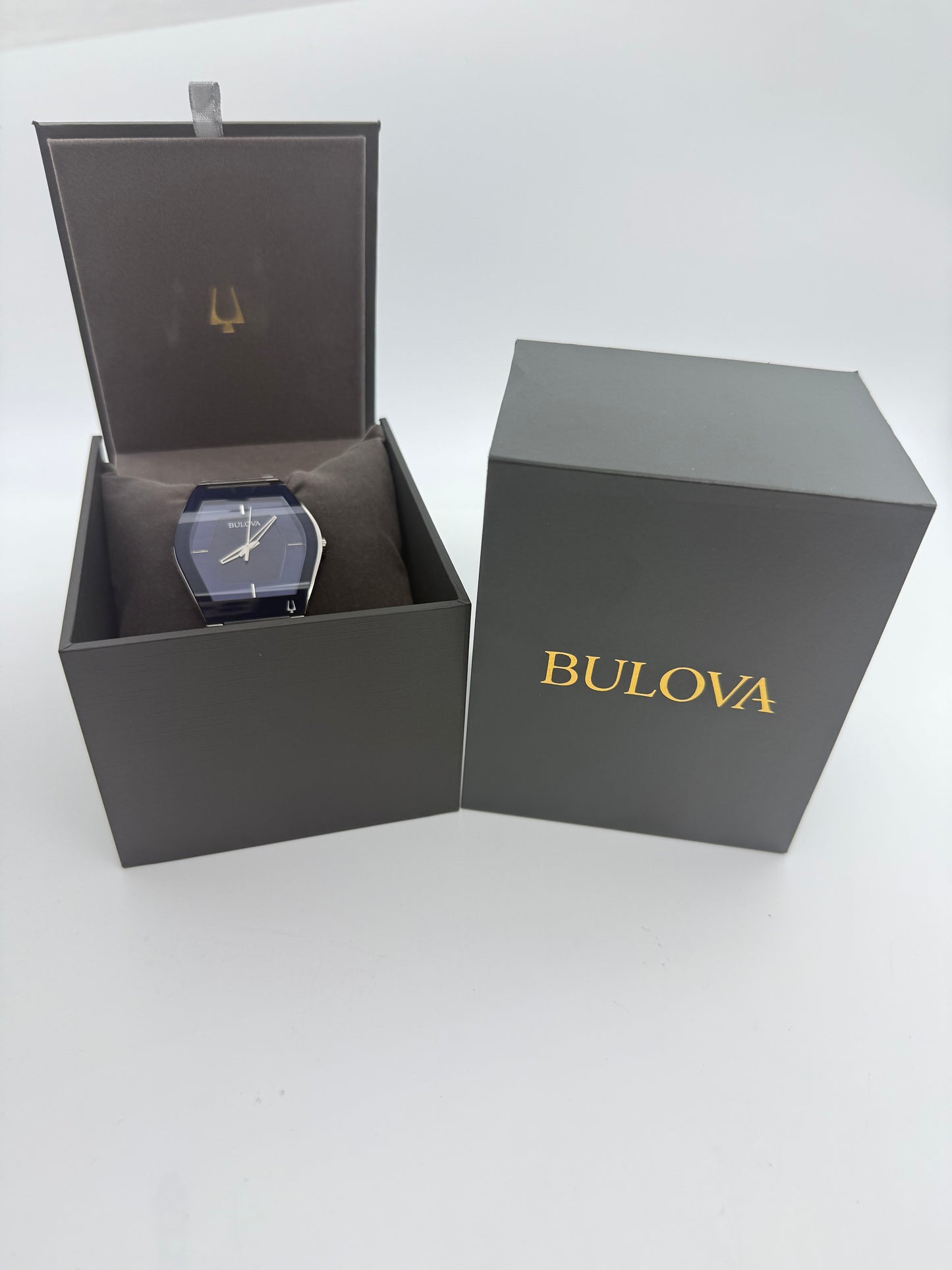 Bulova Gemini men’s watch, 40mm size case, 7.5in size wrist bracelet and 2 extra links.