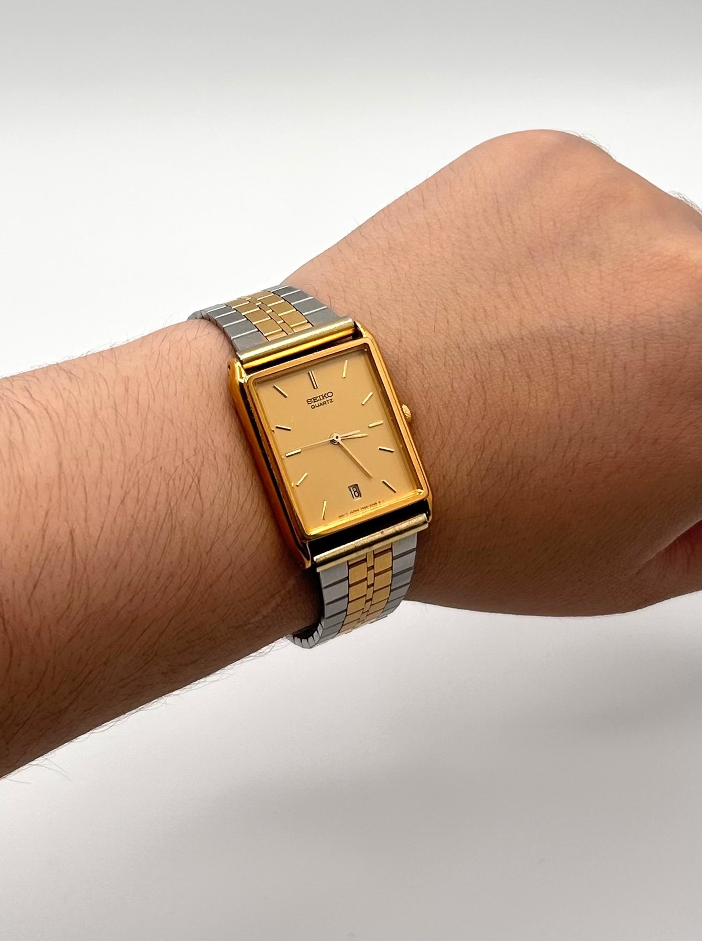Vintage 2005 Seiko tank style case watch, 30mm size case, 8.5in wrist sizable bracelet