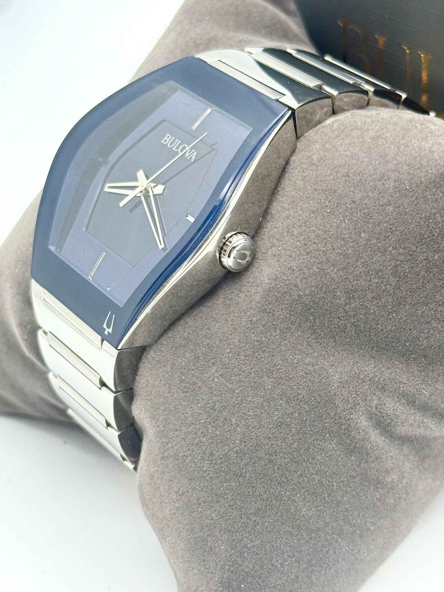 Bulova Gemini men’s watch, 40mm size case, 7.5in size wrist bracelet and 2 extra links.