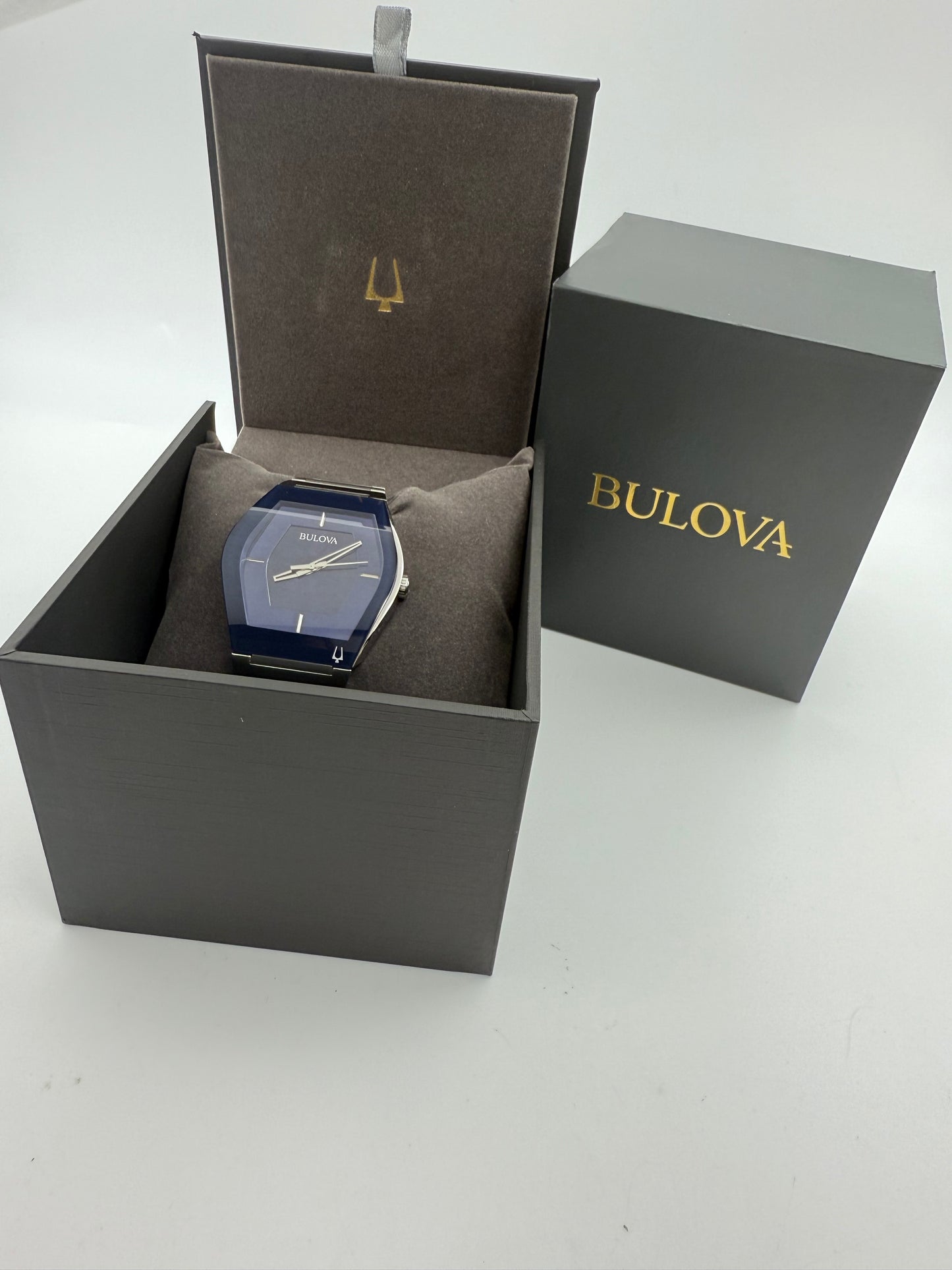 Bulova Gemini men’s watch, 40mm size case, 7.5in size wrist bracelet and 2 extra links.
