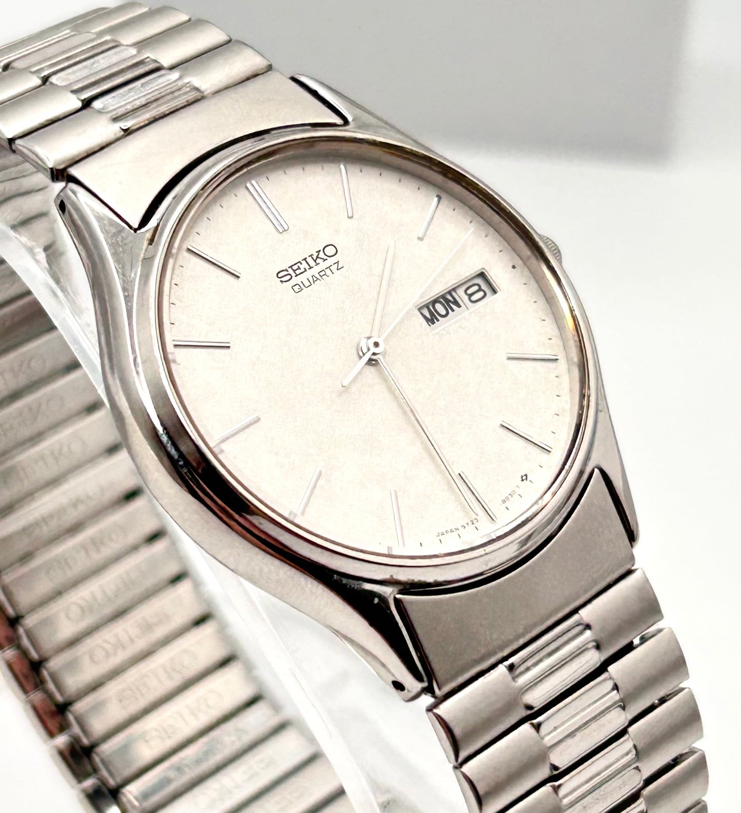 Vintage 2000 Seiko watch, 36mm size case, 7in size case