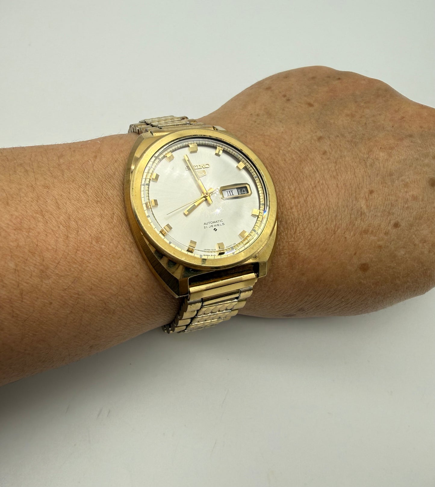 Vintage 1971 Seiko 5 automatic, 39mm size case, 7in size wrist bracelet