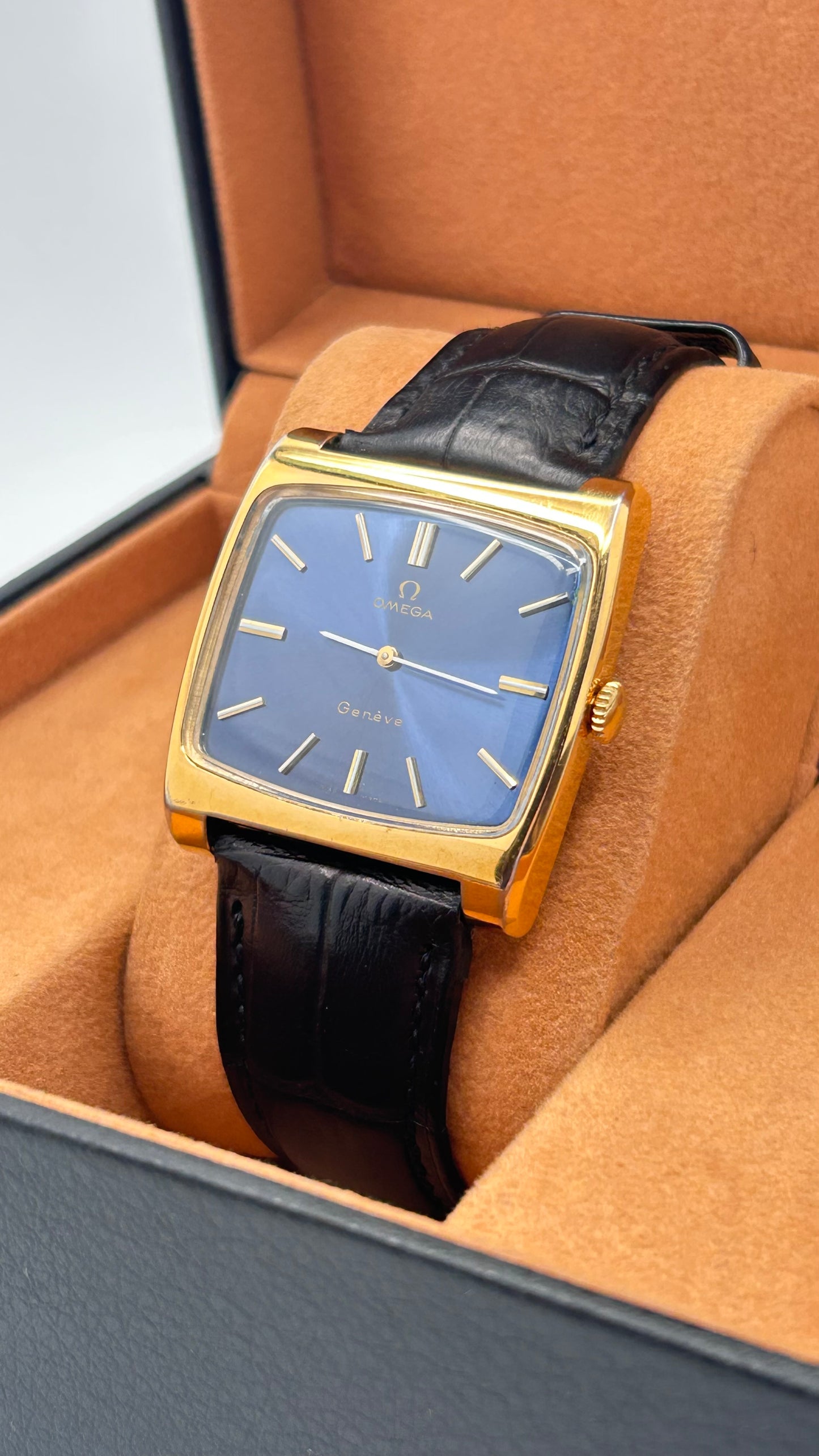 Vintage 1972 Omega Swiss watch, 35mm size case, 7in wrist leather band.