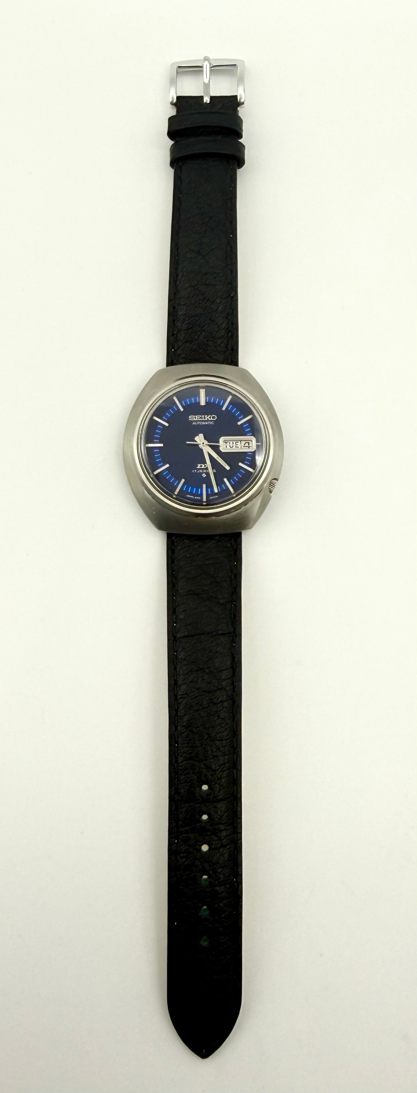 Vintage 1971 Seiko DX automatic watch, 39mm size case, 8in wrist leather band.