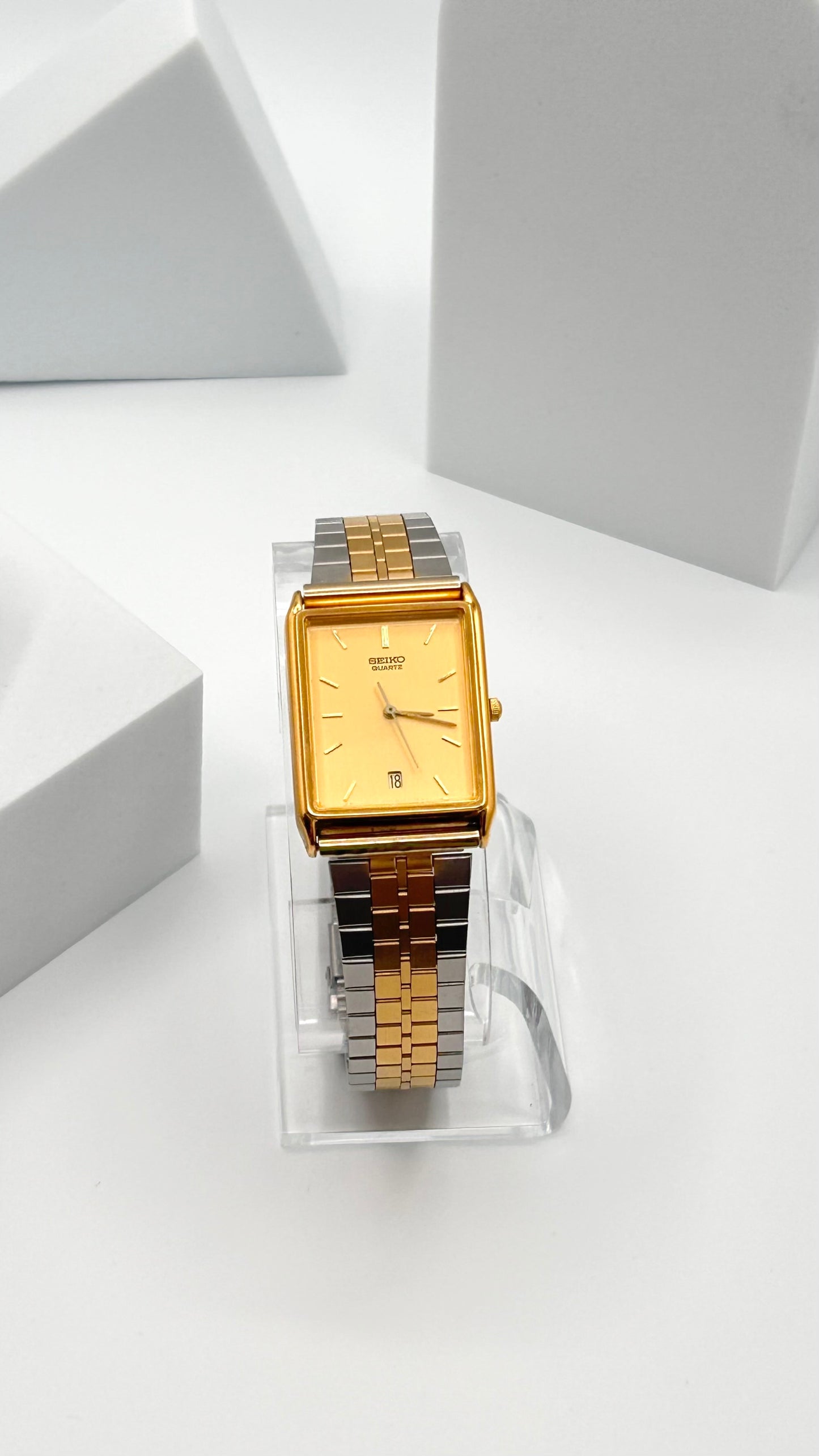 Vintage 2005 Seiko tank style case watch, 30mm size case, 8.5in wrist sizable bracelet