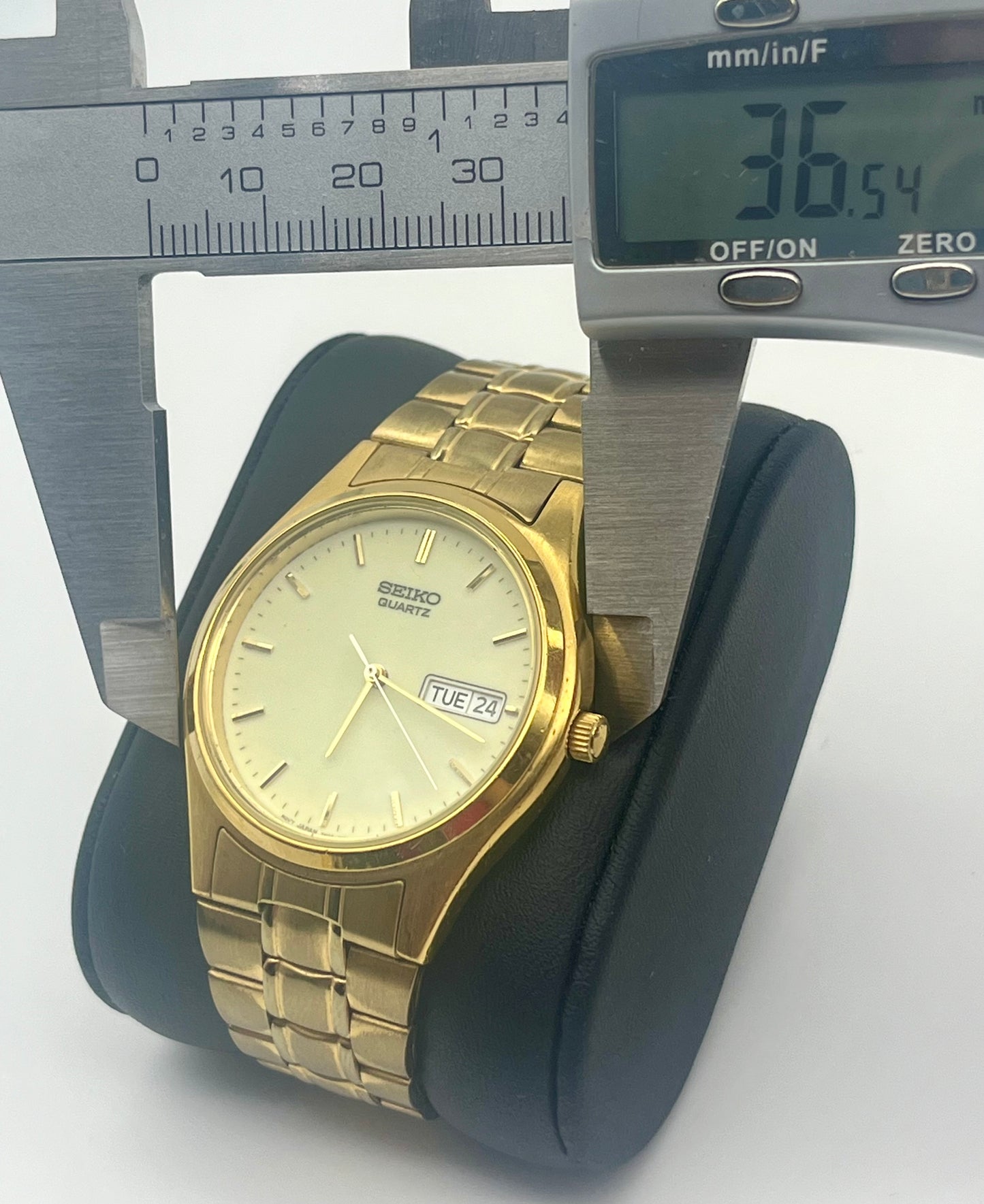 Seiko vintage 1994 gold tone watch, date indicator, 36mm size case, 6.5in wrist size band with the case watch