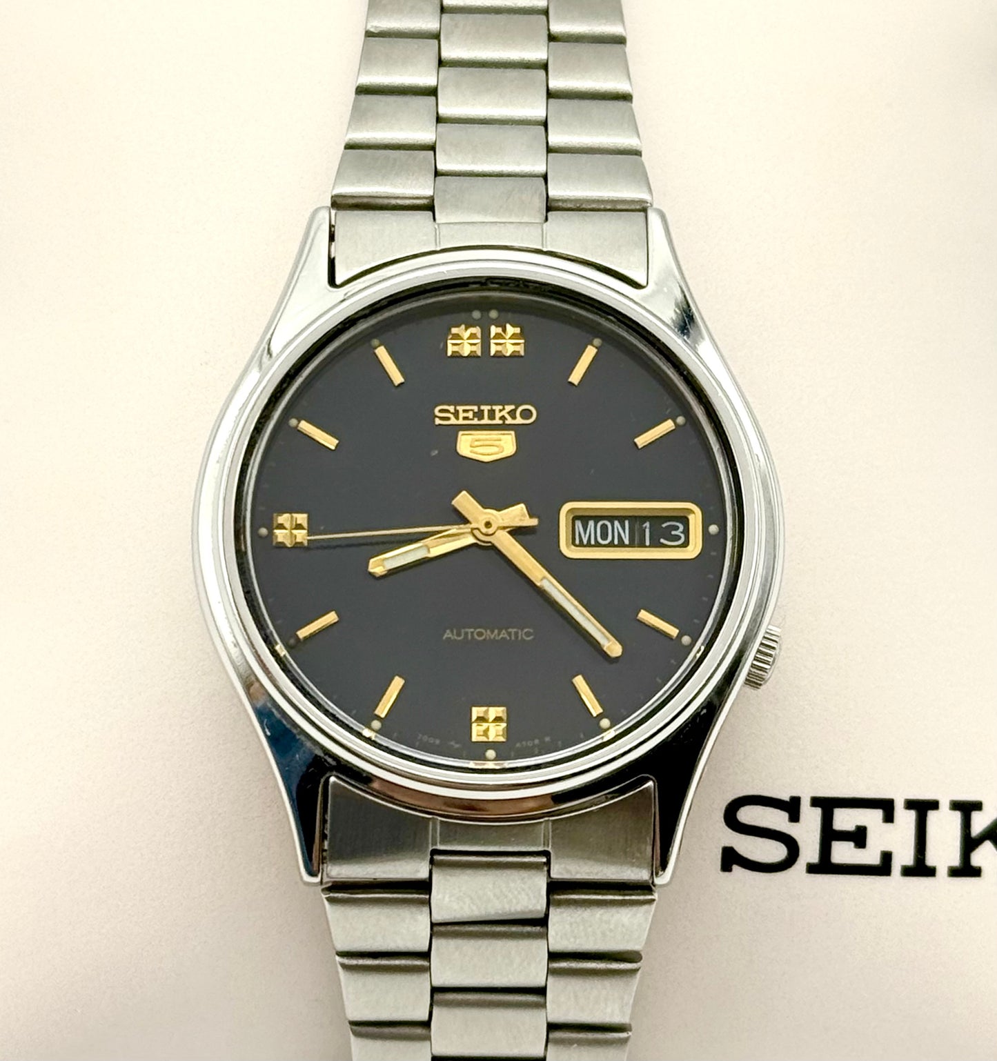 Vintage 1979 Seiko 5 automatic movement watch, 35mm size case, 6.5in size wrist bracelet