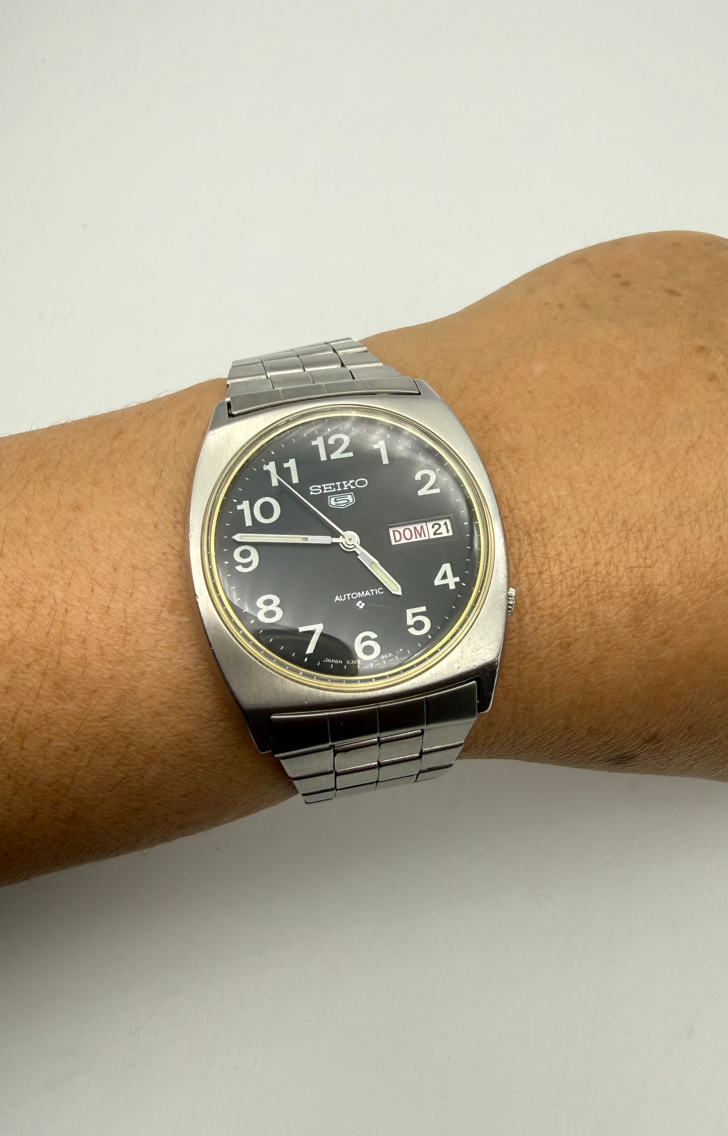 Vintage 1980 Seiko 5 automatic watch, 36mm size case, 7.5in size wrist bracelet.