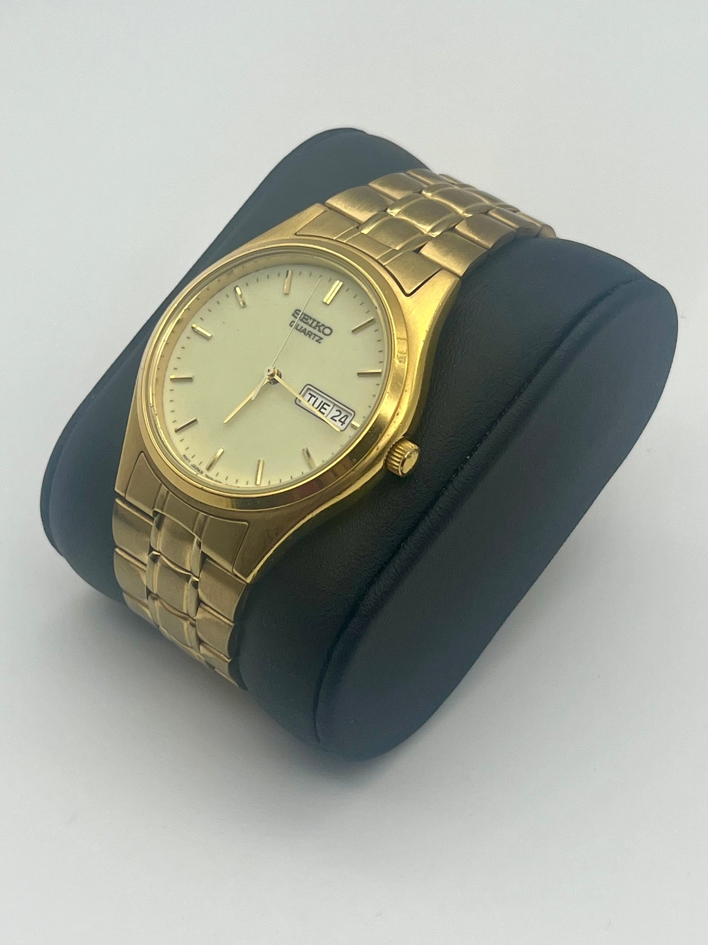 Seiko vintage 1994 gold tone watch, date indicator, 36mm size case, 6.5in wrist size band with the case watch