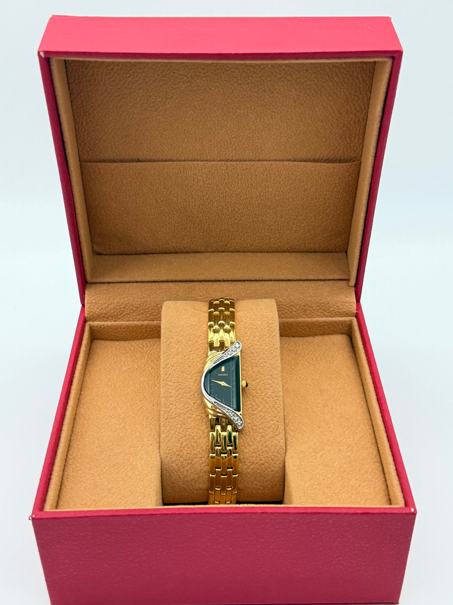 Vintage 1996 Seiko half moon whit real diamond, 18mm size case, 7in wrist bracelet.