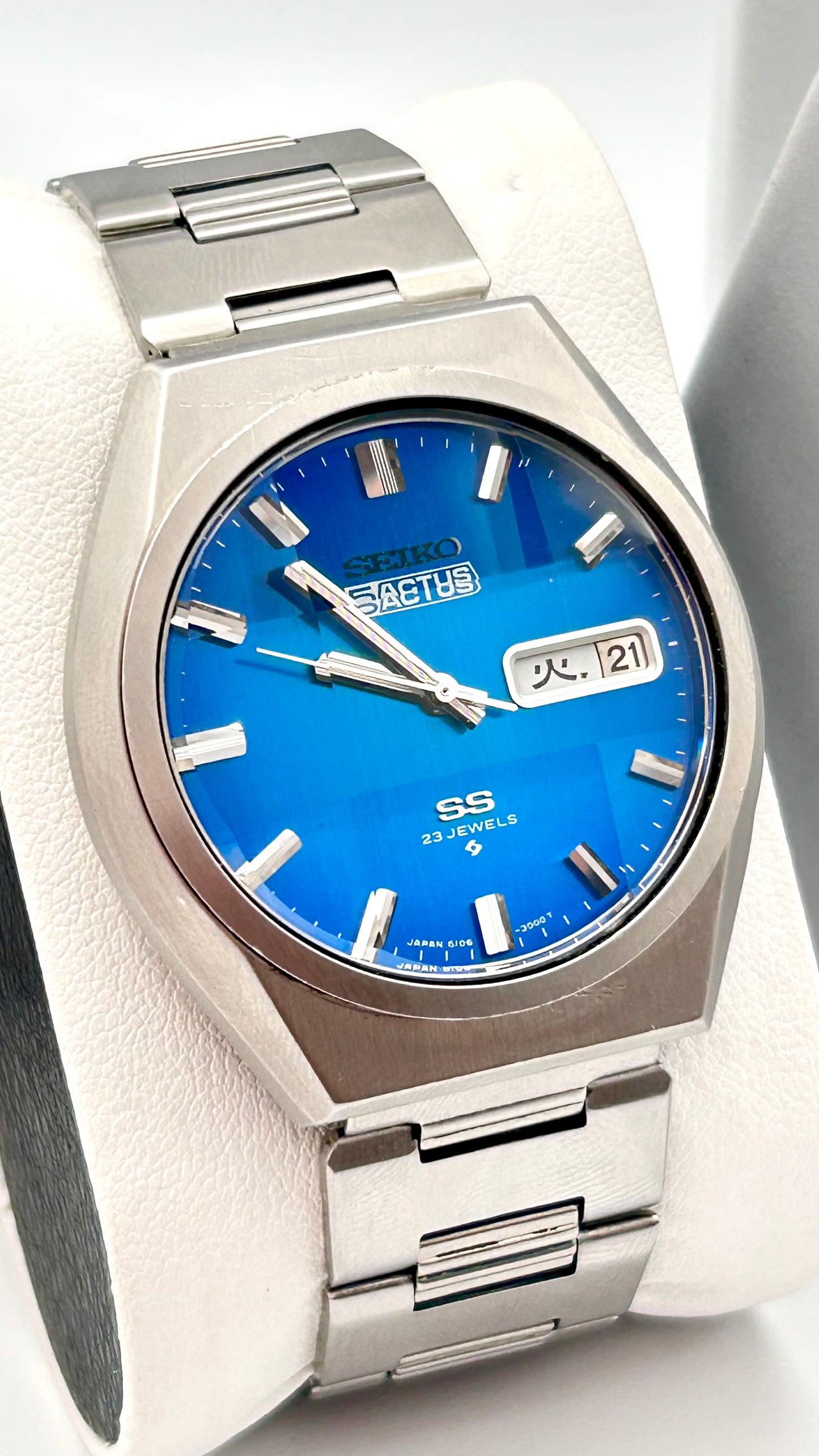 Vintage 1975 Seiko 5 Actus SS, automatic movement 42mm size case, 6.5in size wrist bracelet