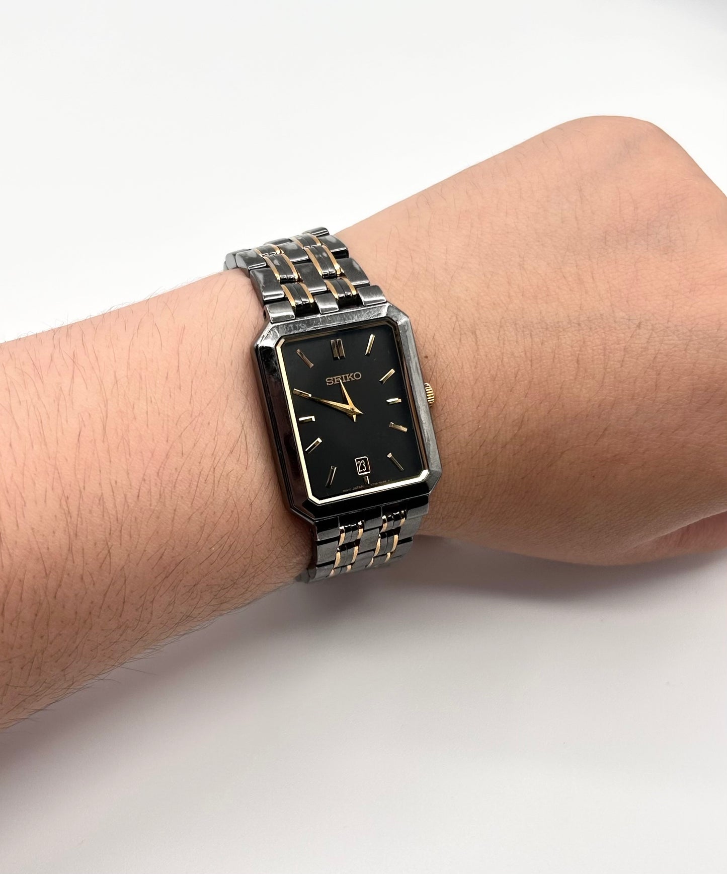 Vintage 1990 Seiko  black and gold tone watch 25mm size case, 6.5in size wrist bracelet.