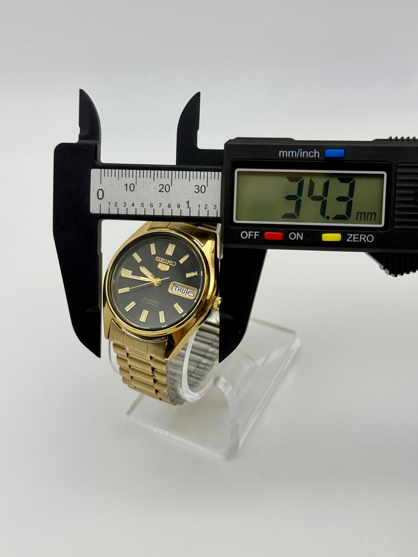 Vintage 1988 Seiko 5 automatic movement watch, 34mm size case, 7in size wrist bracelet