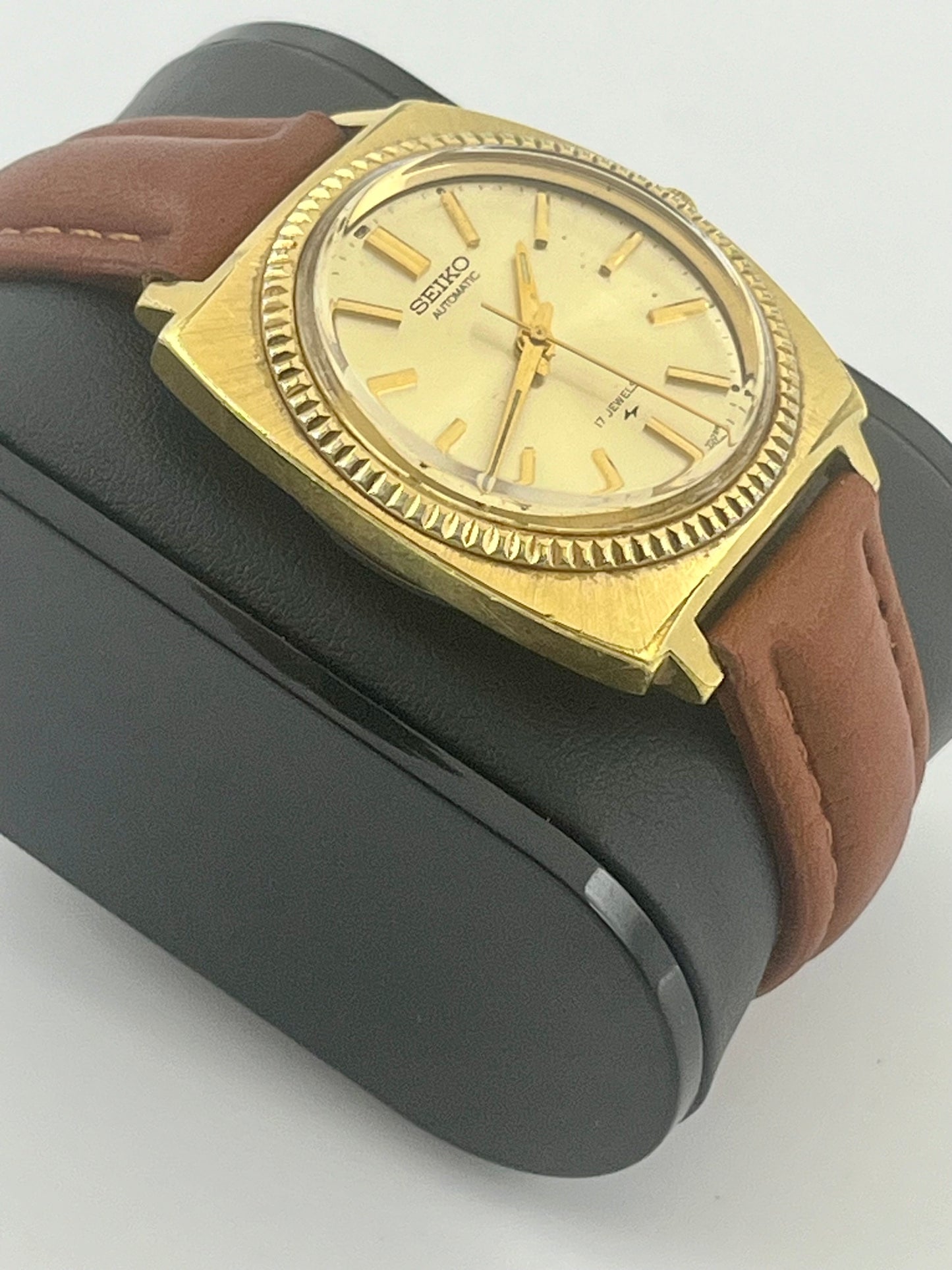 Vintage Automatic Seiko 1990, 17 jewels, 37mm size case, 8in long leather band