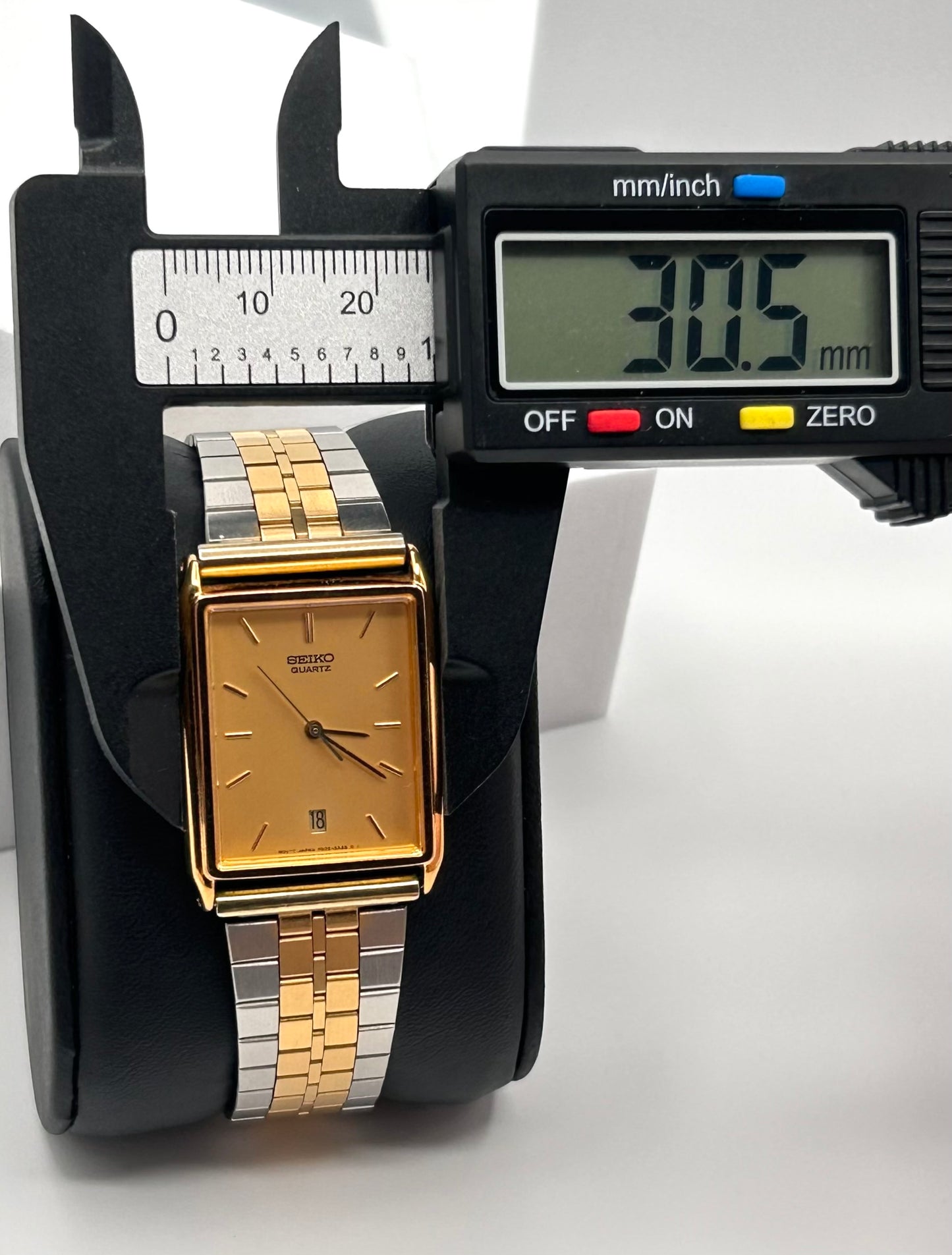 Vintage 2005 Seiko tank style case watch, 30mm size case, 8.5in wrist sizable bracelet