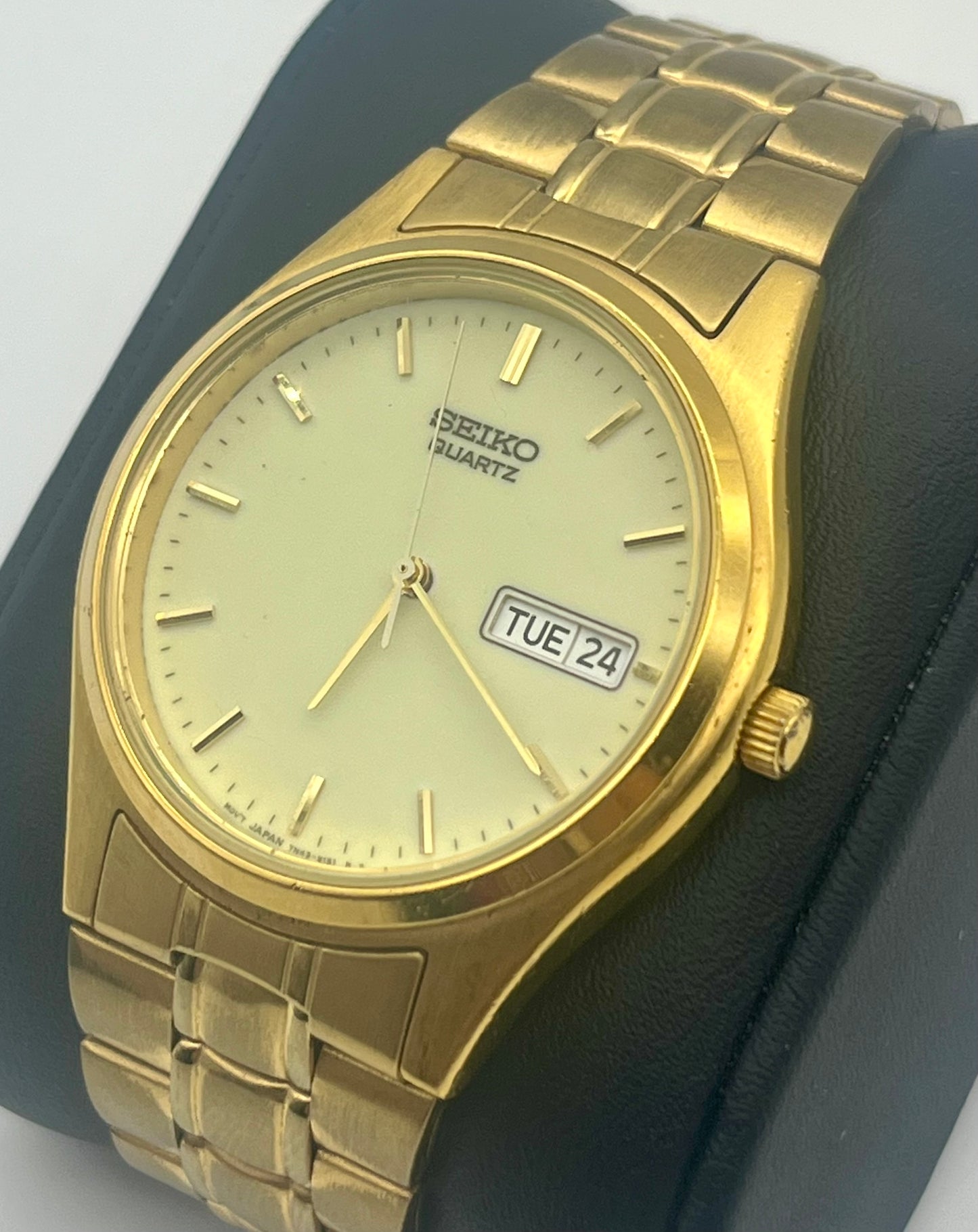 Seiko vintage 1994 gold tone watch, date indicator, 36mm size case, 6.5in wrist size band with the case watch