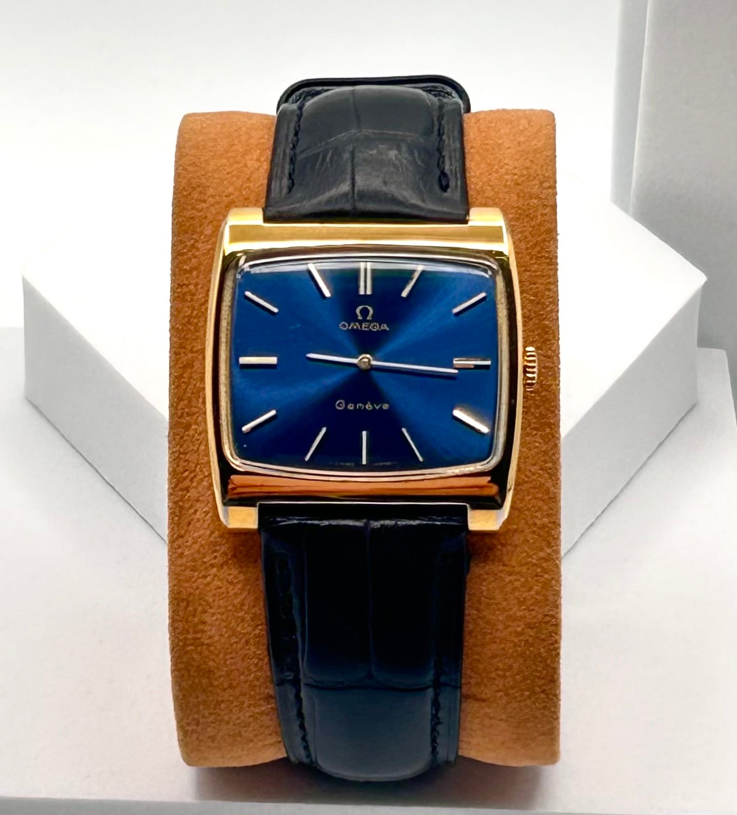 Vintage 1972 Omega Swiss watch, 35mm size case, 7in wrist leather band.