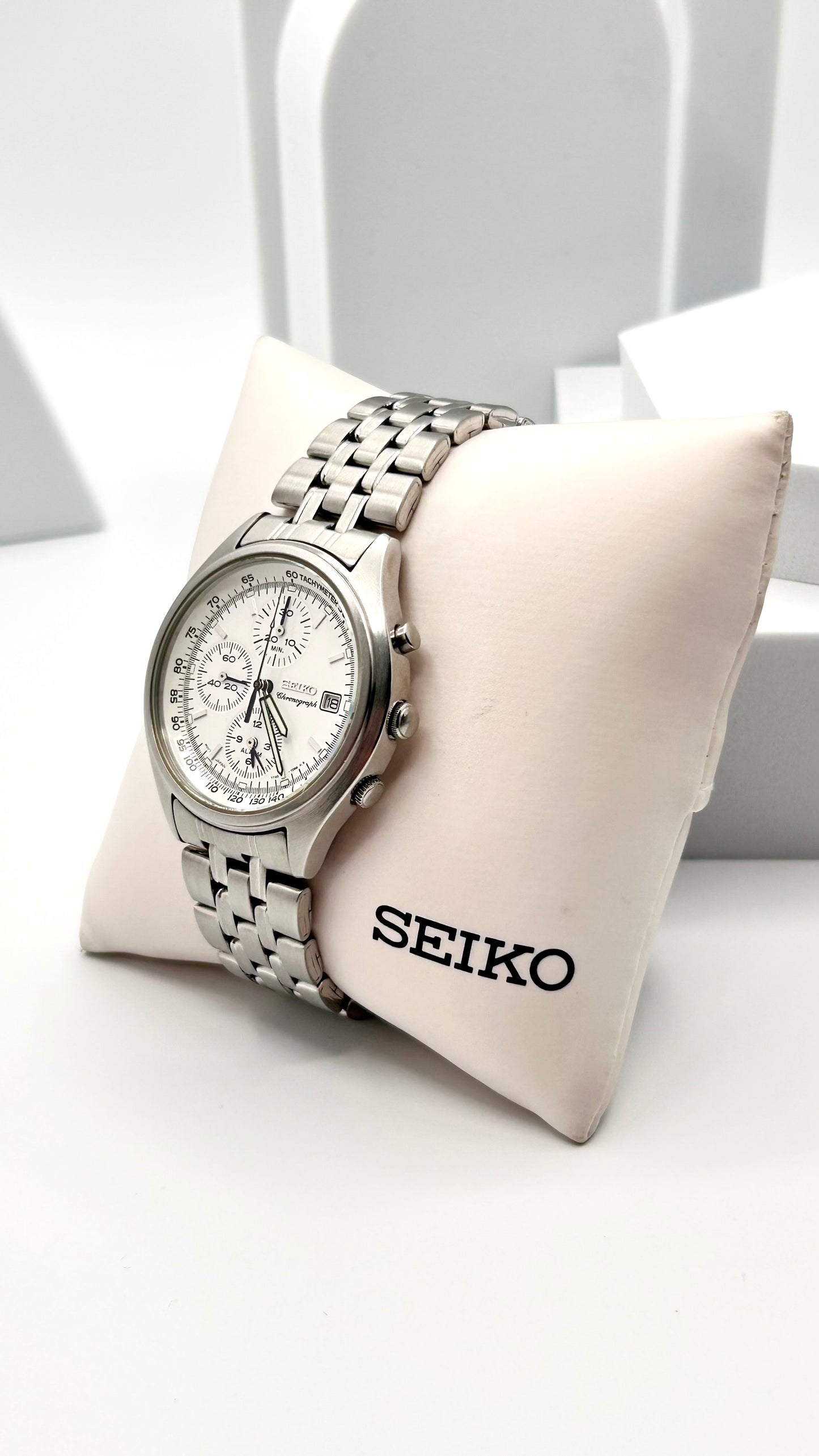 Vintage 1997 Seiko Chronograph watch, 40mm size case, 7.5in size wrist bracelet.