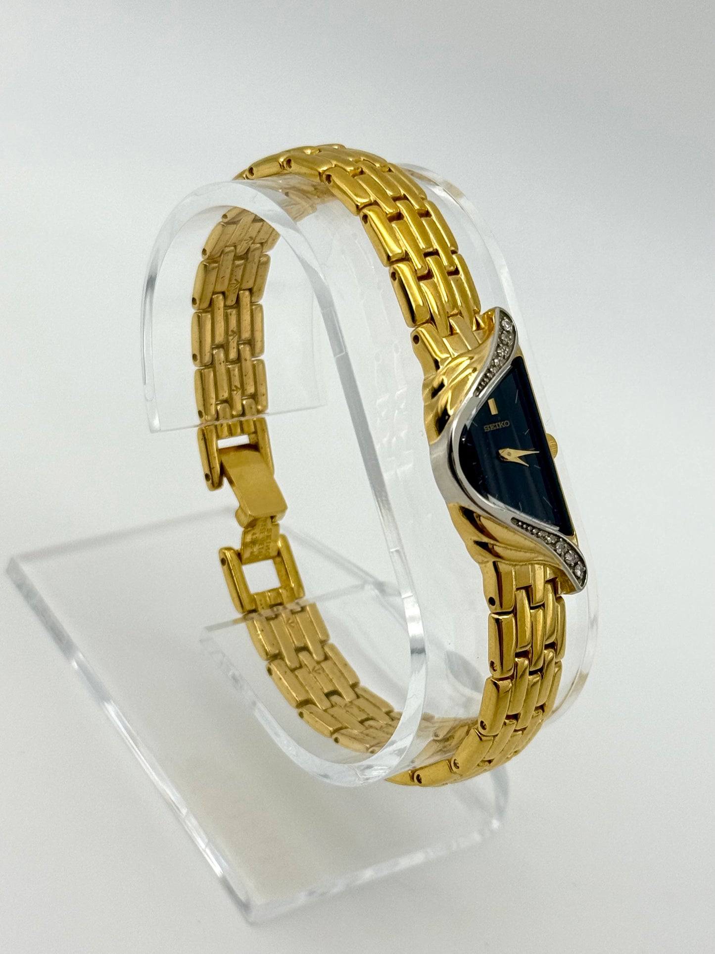 Vintage 1996 Seiko half moon whit real diamond, 18mm size case, 7in wrist bracelet.