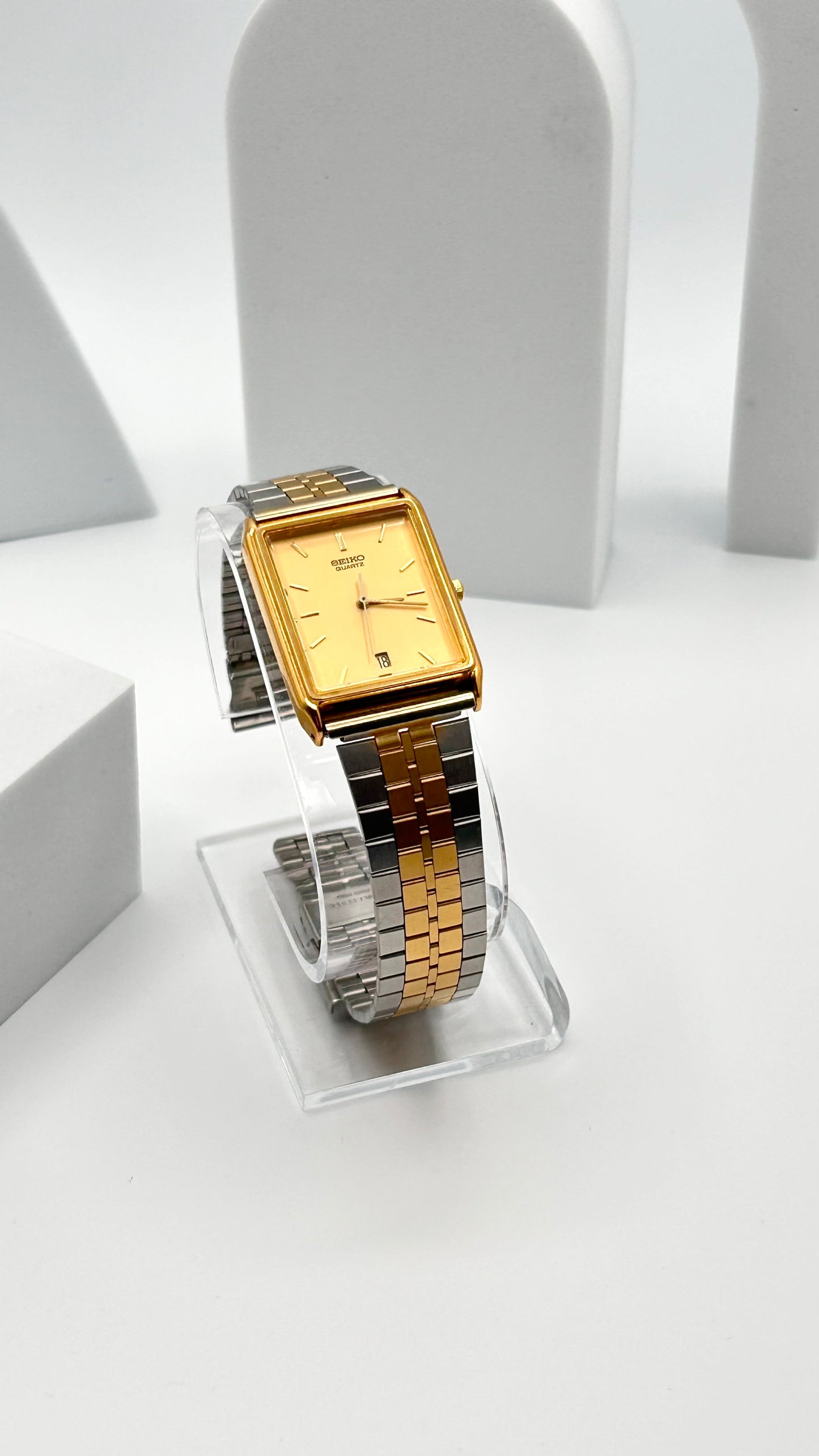Vintage 2005 Seiko tank style case watch, 30mm size case, 8.5in wrist sizable bracelet