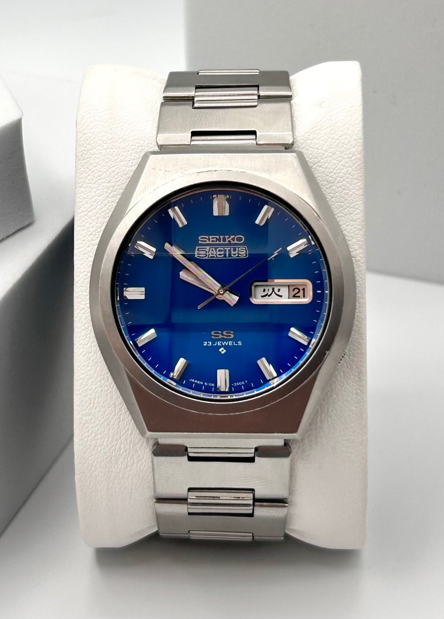 Vintage 1975 Seiko 5 Actus SS, automatic movement 42mm size case, 6.5in size wrist bracelet