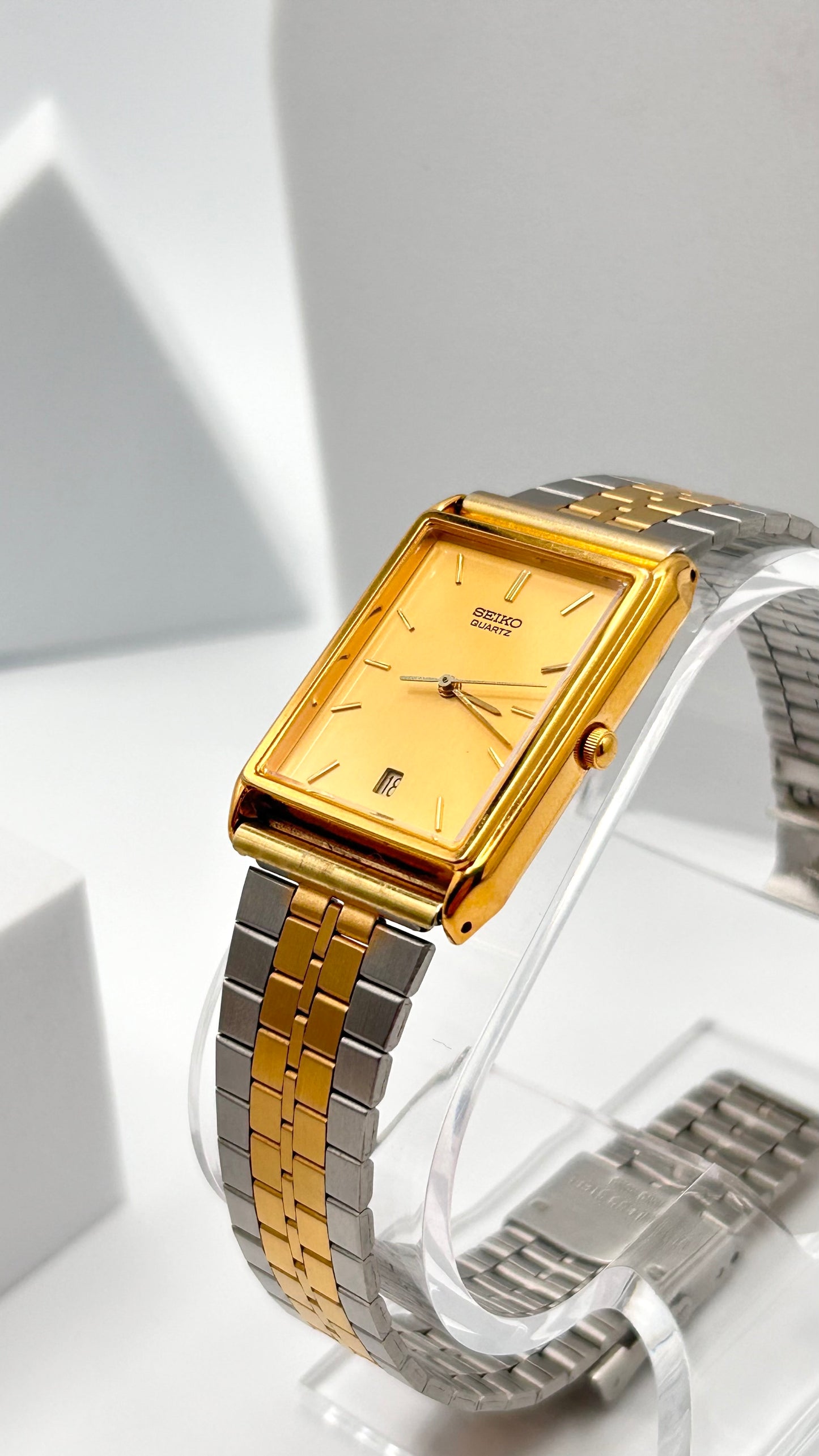 Vintage 2005 Seiko tank style case watch, 30mm size case, 8.5in wrist sizable bracelet