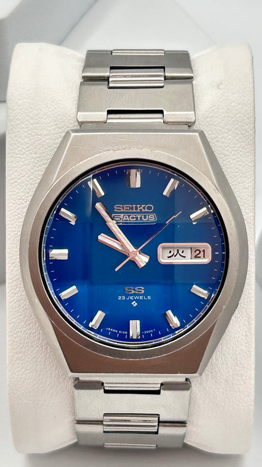 Vintage 1975 Seiko 5 Actus SS, automatic movement 42mm size case, 6.5in size wrist bracelet