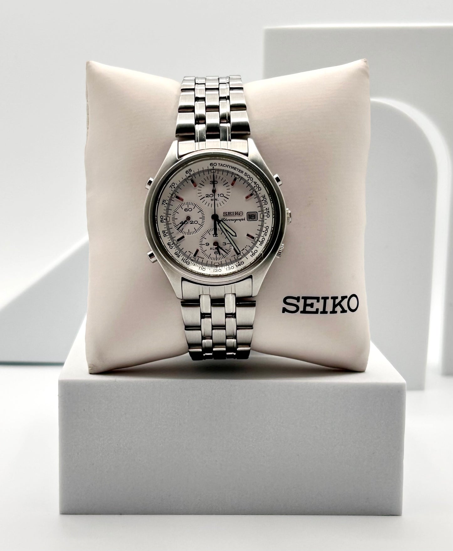 Vintage 1997 Seiko Chronograph watch, 40mm size case, 7.5in size wrist bracelet.