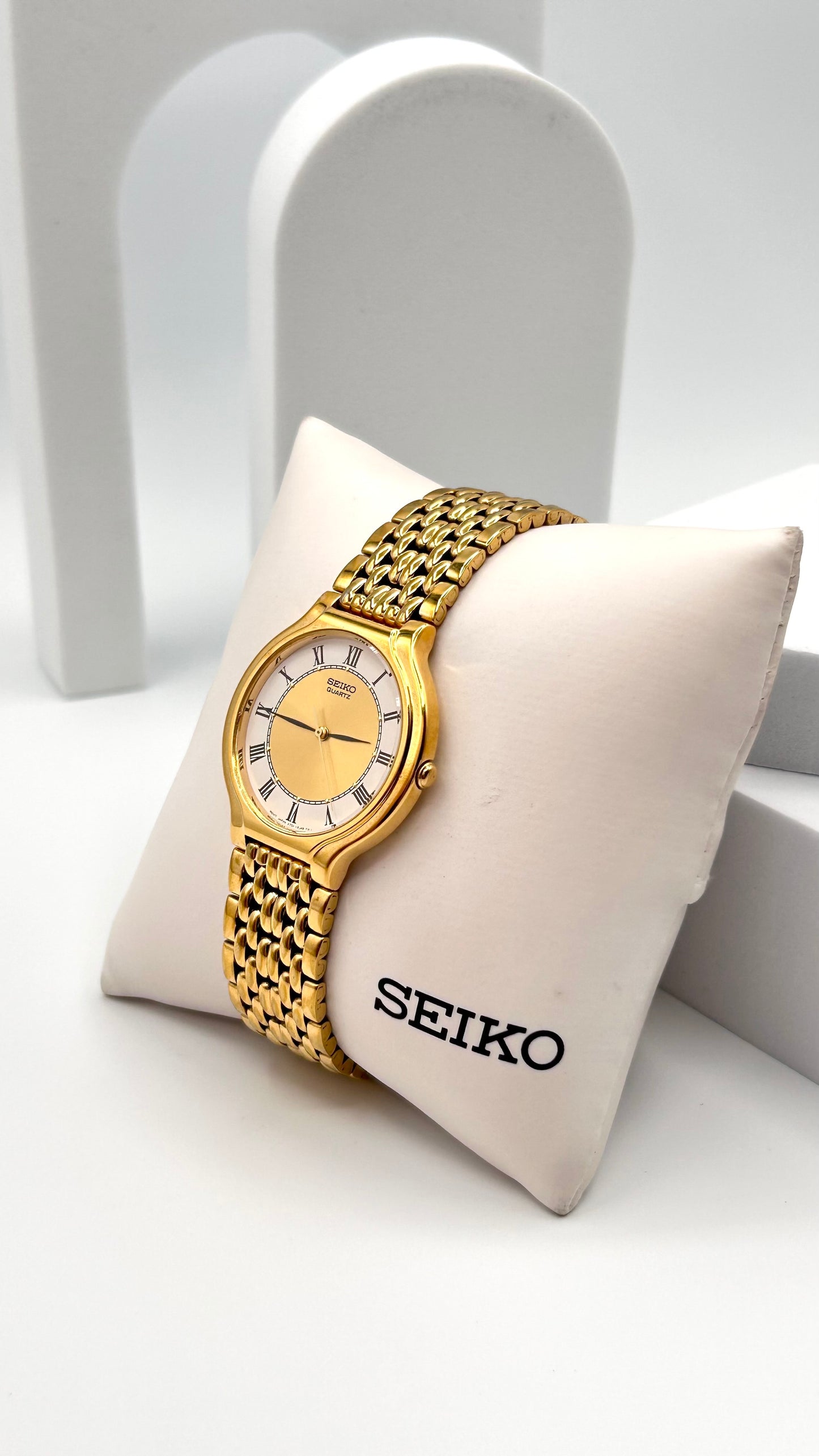 Vintage 1990 Seiko unixes watch, 30mm size case, 8in size wrist bracelet