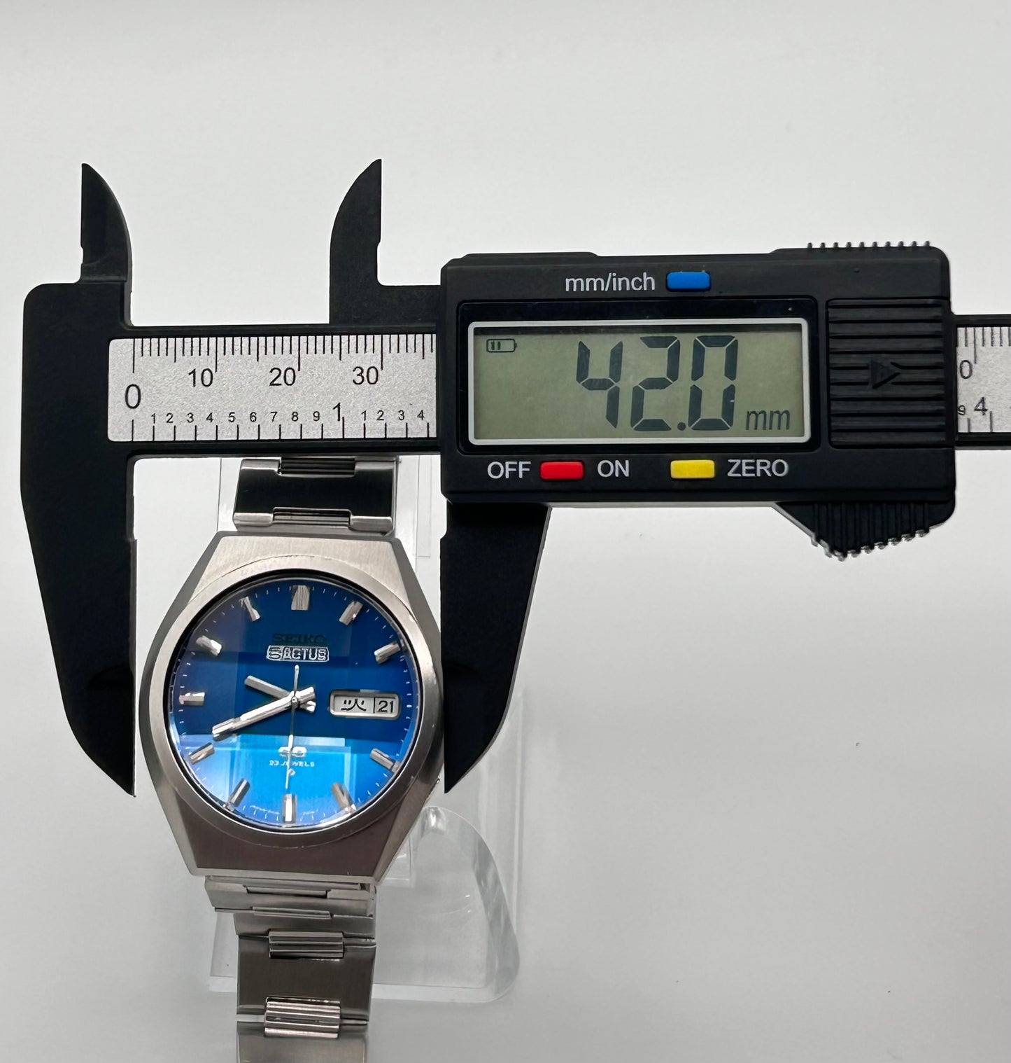 Vintage 1975 Seiko 5 Actus SS, automatic movement 42mm size case, 6.5in size wrist bracelet