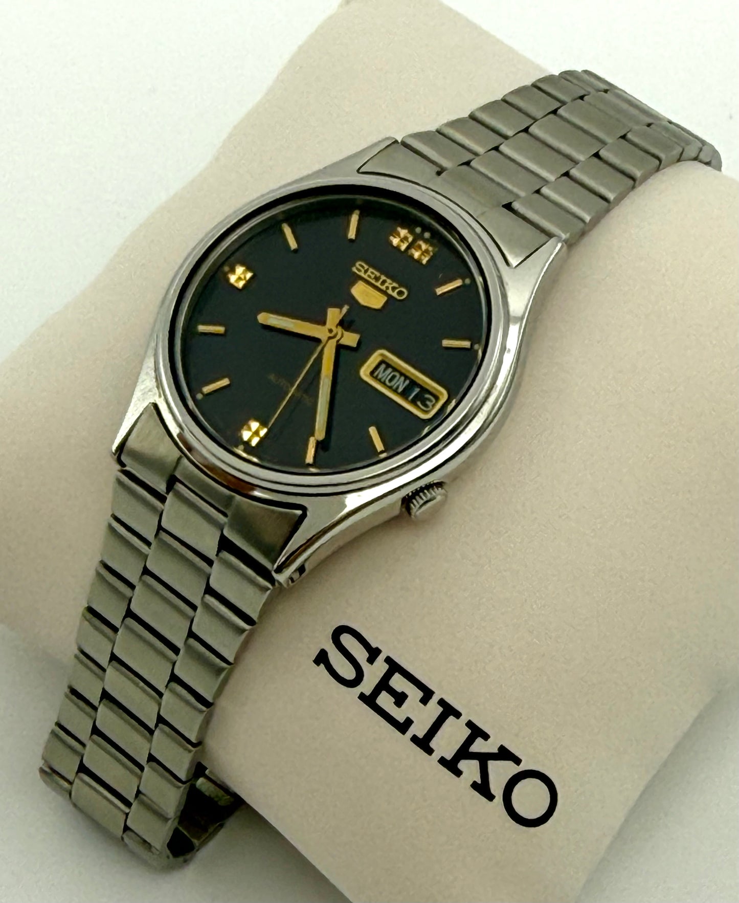 Vintage 1979 Seiko 5 automatic movement watch, 35mm size case, 6.5in size wrist bracelet