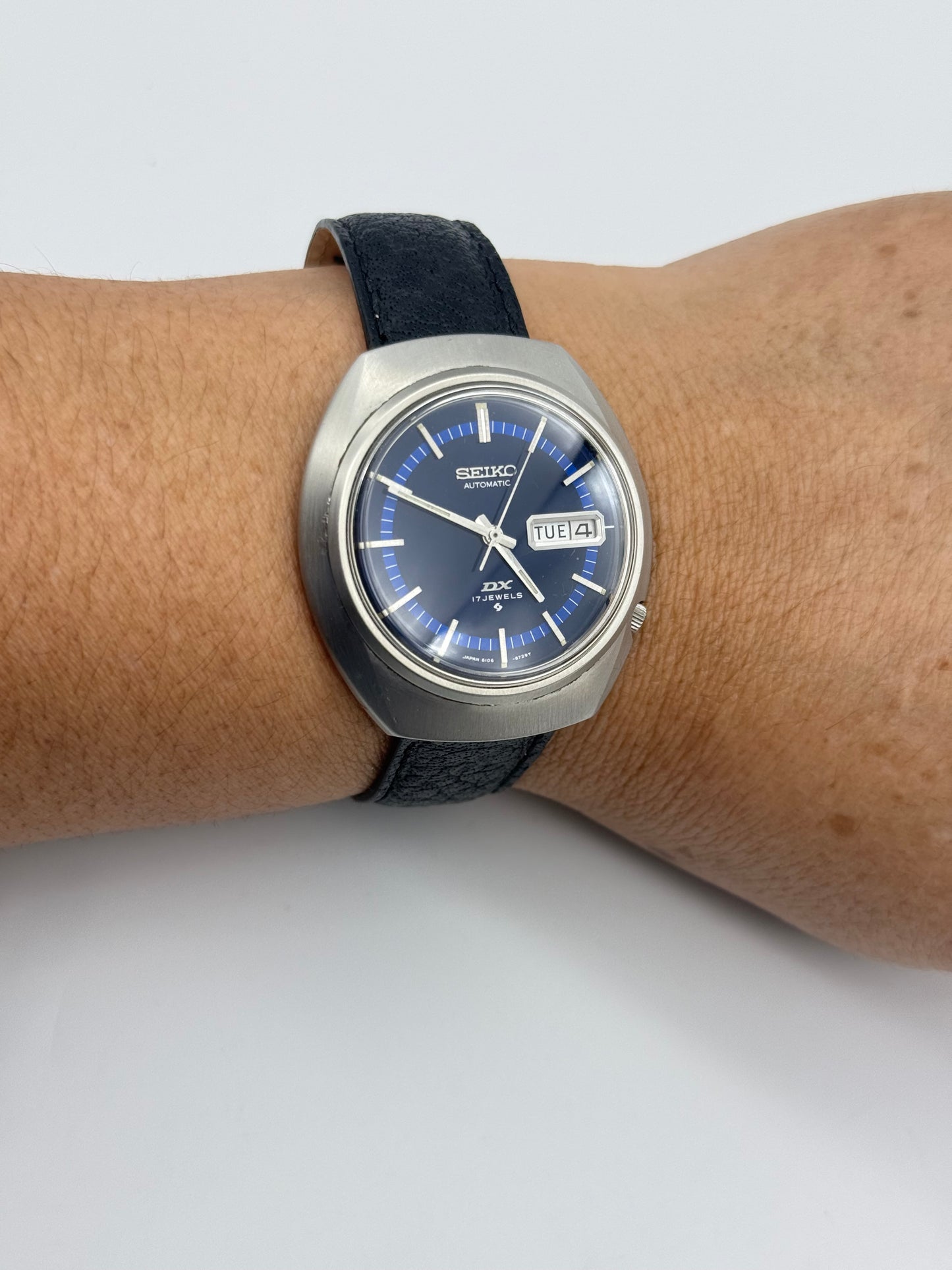 Vintage 1971 Seiko DX automatic watch, 39mm size case, 8in wrist leather band.