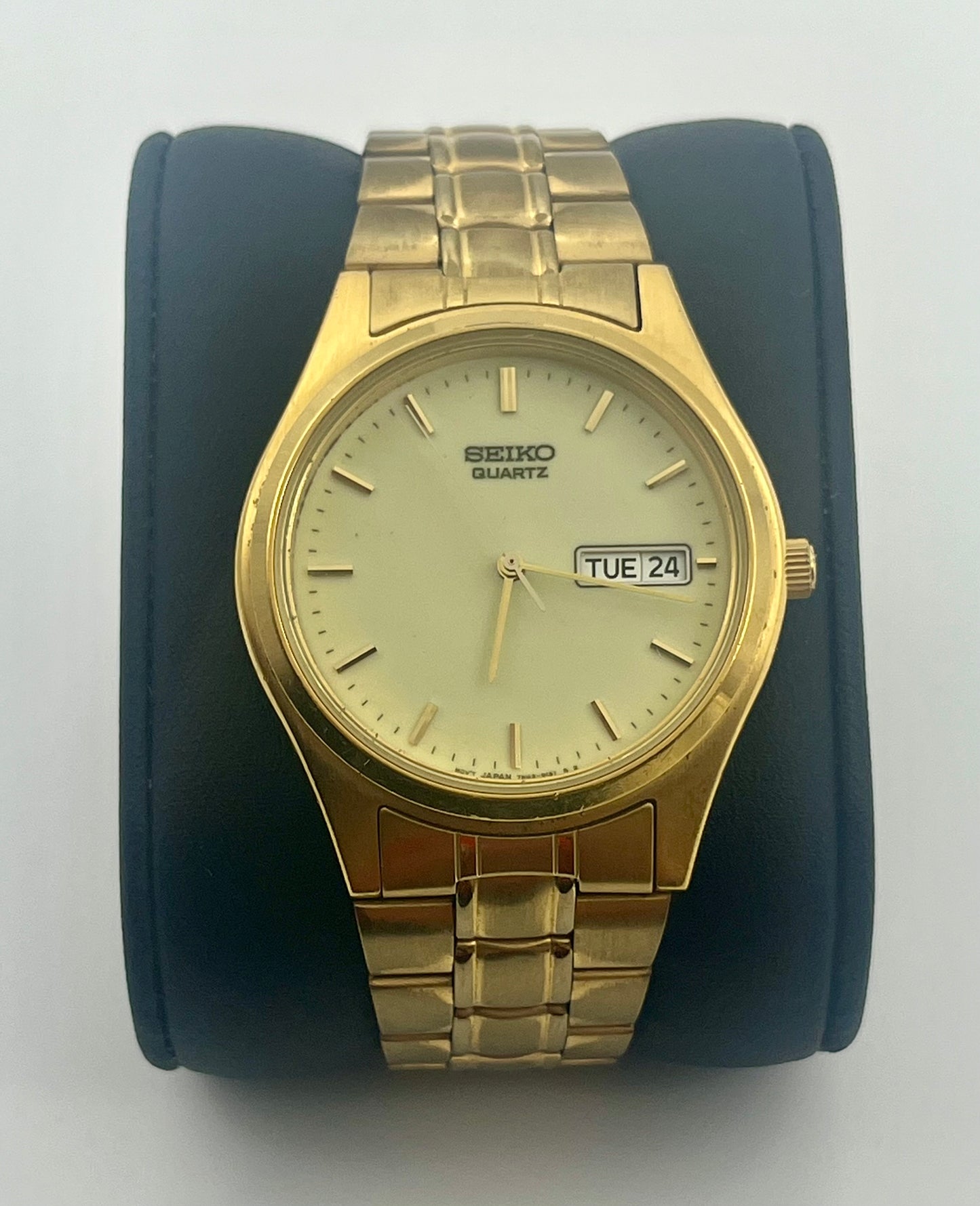 Seiko vintage 1994 gold tone watch, date indicator, 36mm size case, 6.5in wrist size band with the case watch