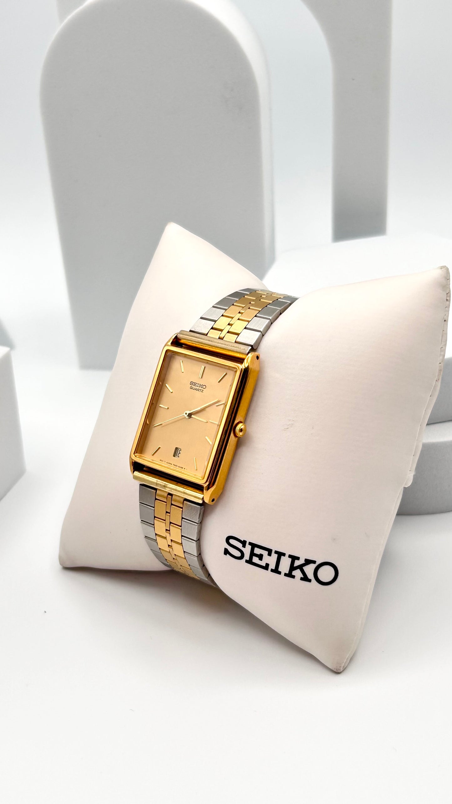 Vintage 2005 Seiko tank style case watch, 30mm size case, 8.5in wrist sizable bracelet