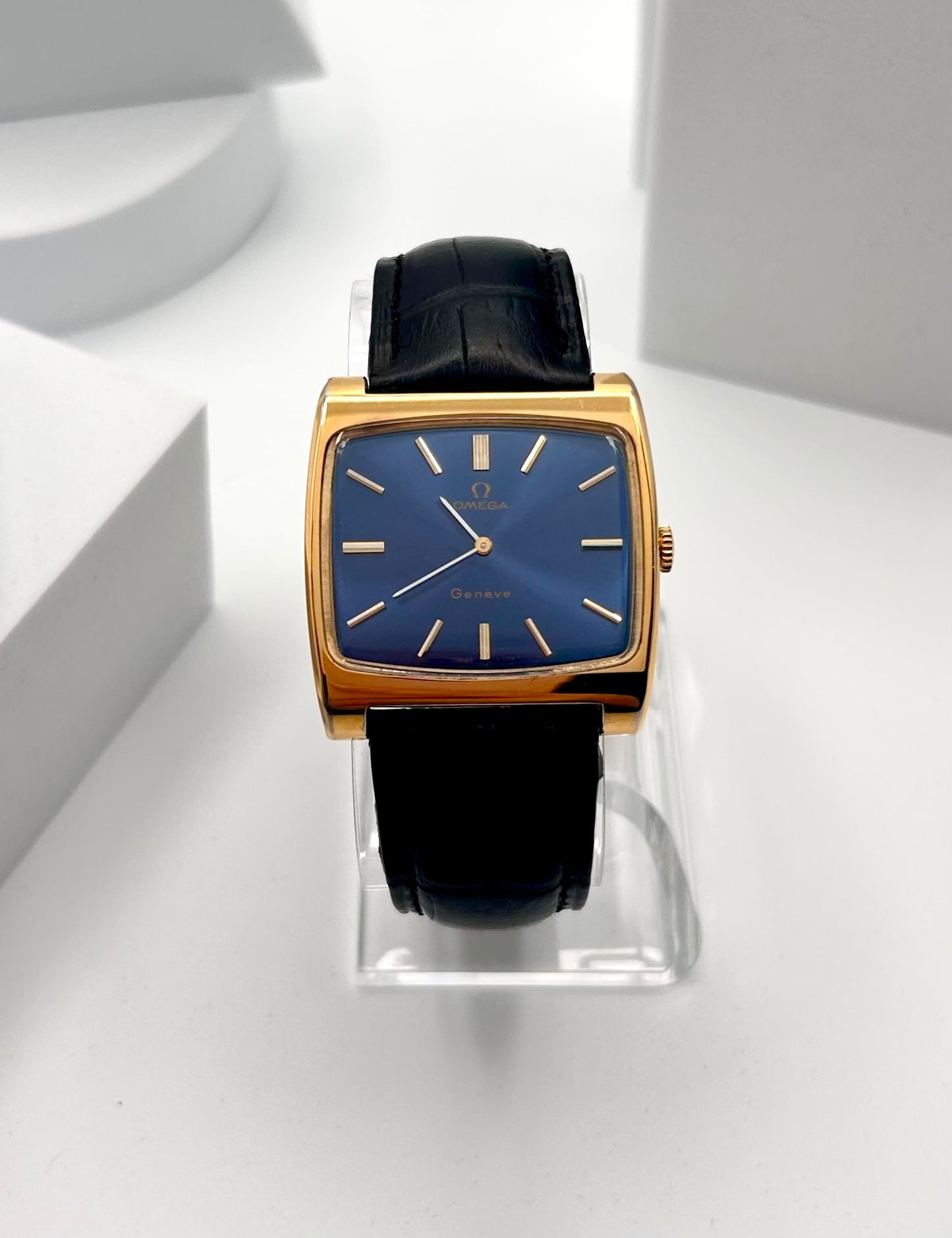 Vintage 1972 Omega Swiss watch, 35mm size case, 7in wrist leather band.