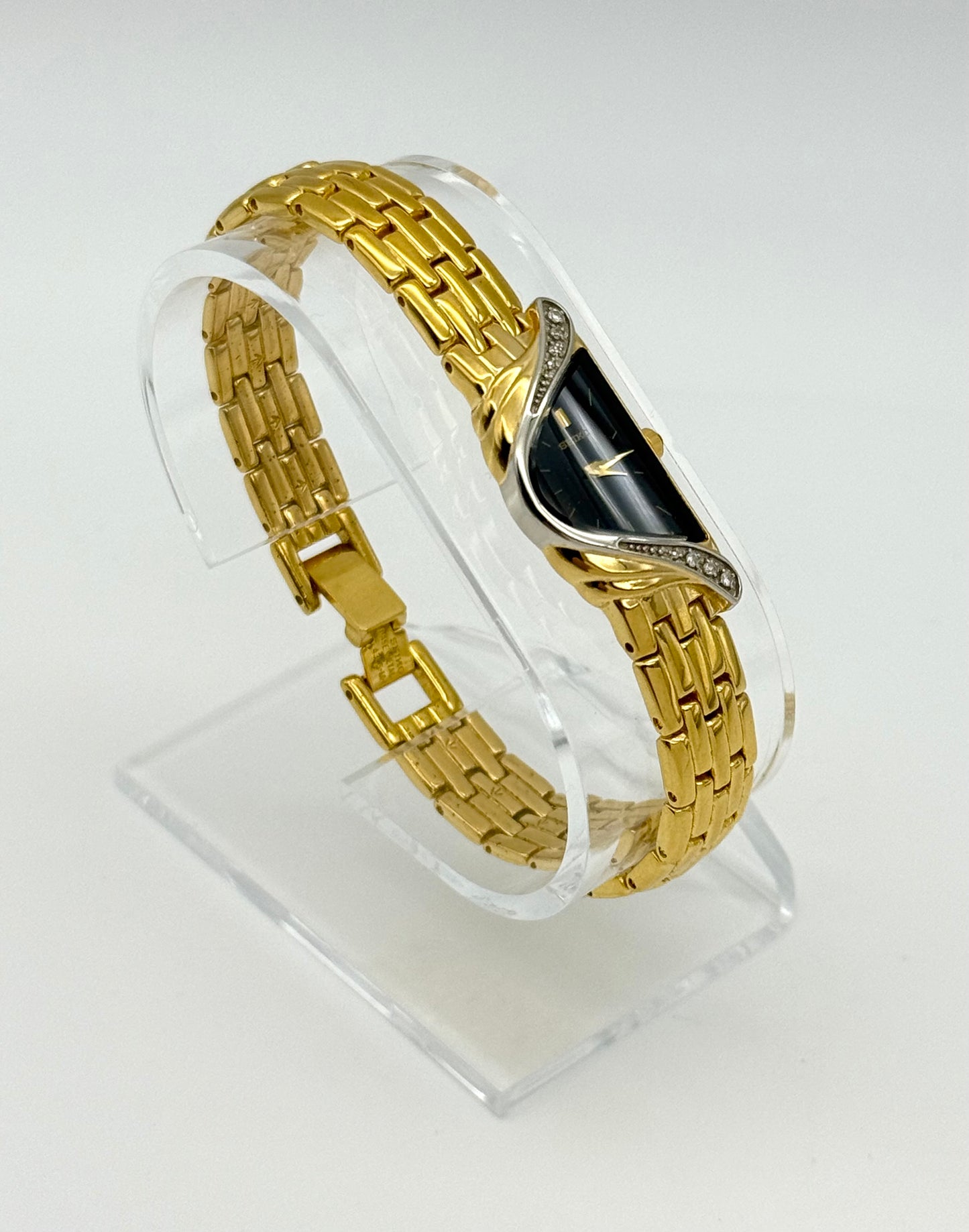 Vintage 1996 Seiko half moon whit real diamond, 18mm size case, 7in wrist bracelet.