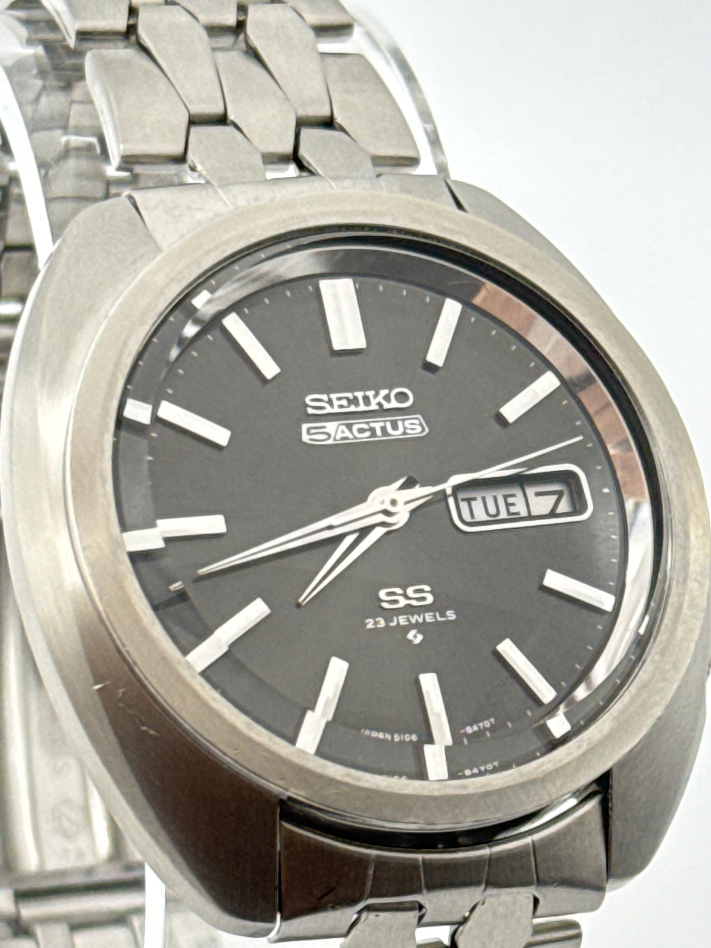 Vintage 1969 Seiko 5 Actus automatic watch , 40mm size case, 8in size wrist bracelet