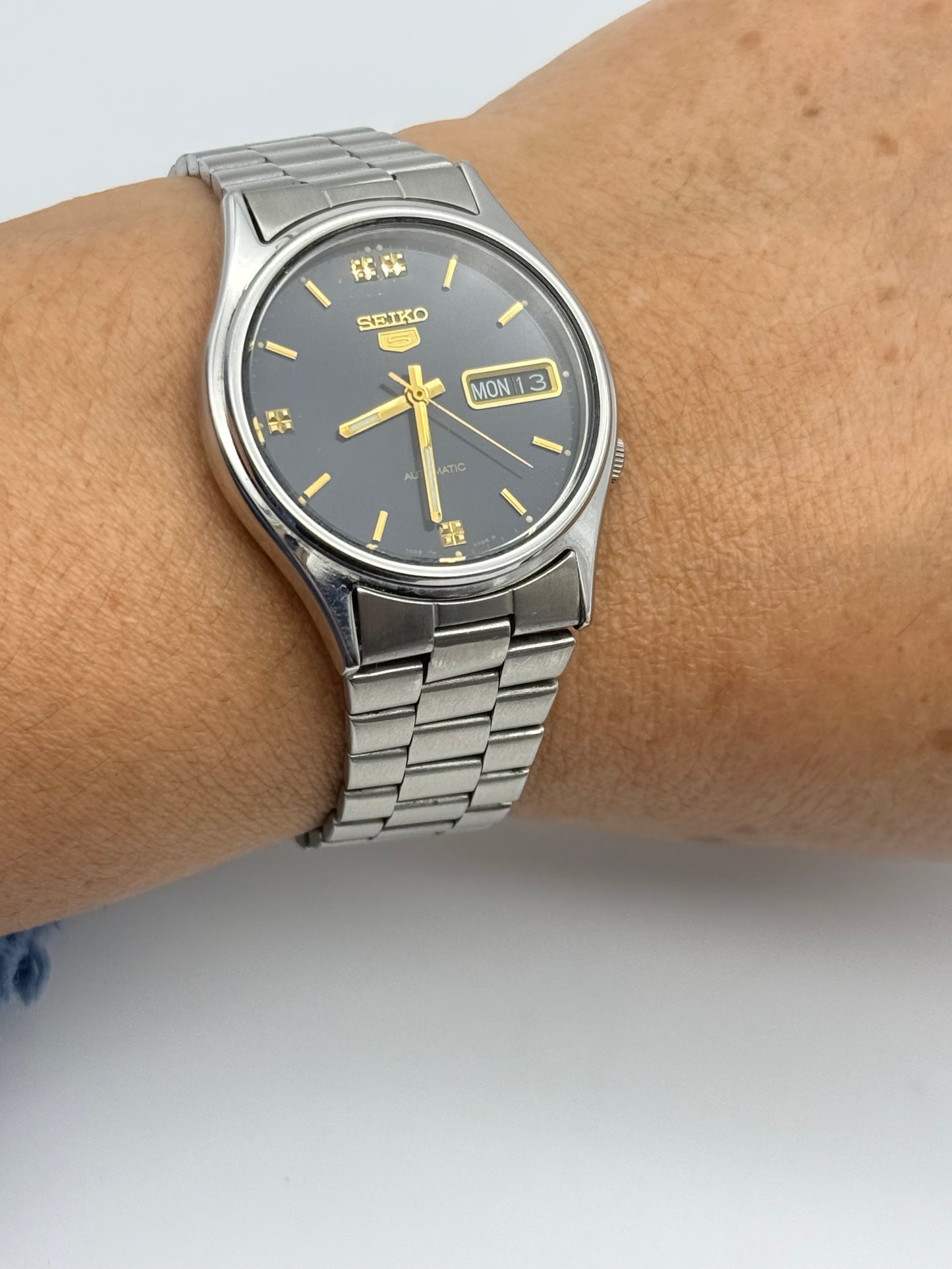 Vintage 1979 Seiko 5 automatic movement watch, 35mm size case, 6.5in size wrist bracelet