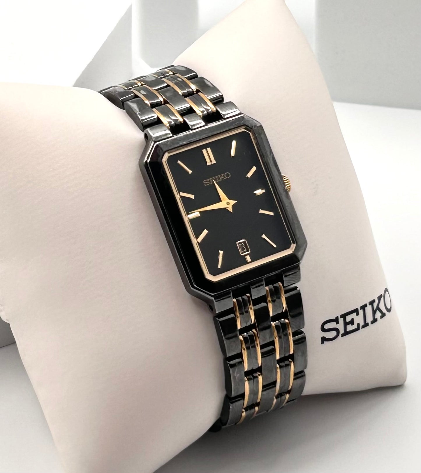 Vintage 1990 Seiko  black and gold tone watch 25mm size case, 6.5in size wrist bracelet.