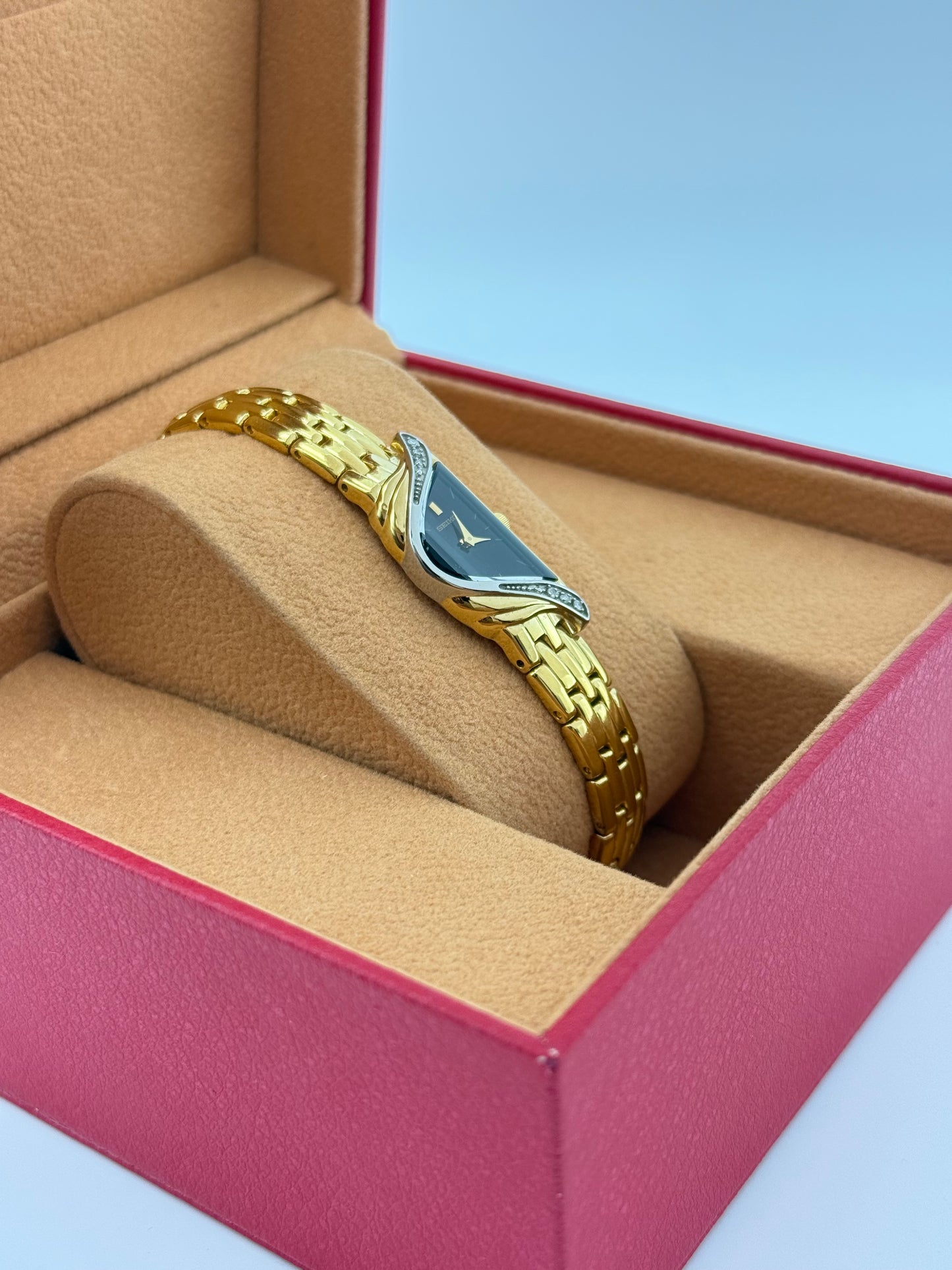 Vintage 1996 Seiko half moon whit real diamond, 18mm size case, 7in wrist bracelet.